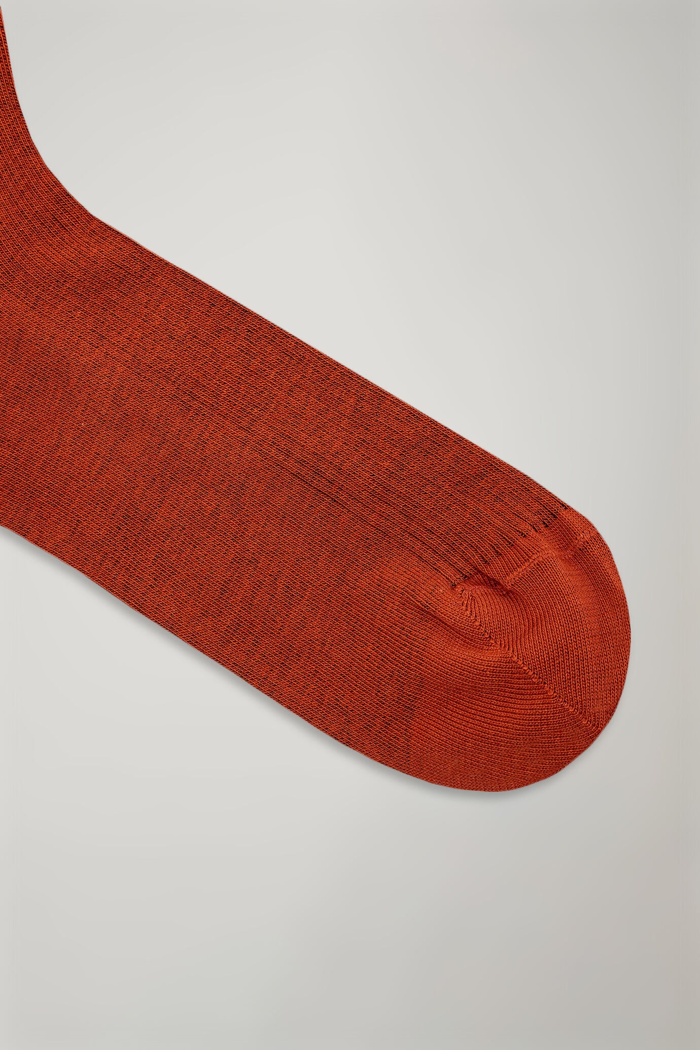 Men’s long sock in solid color ribbed knit