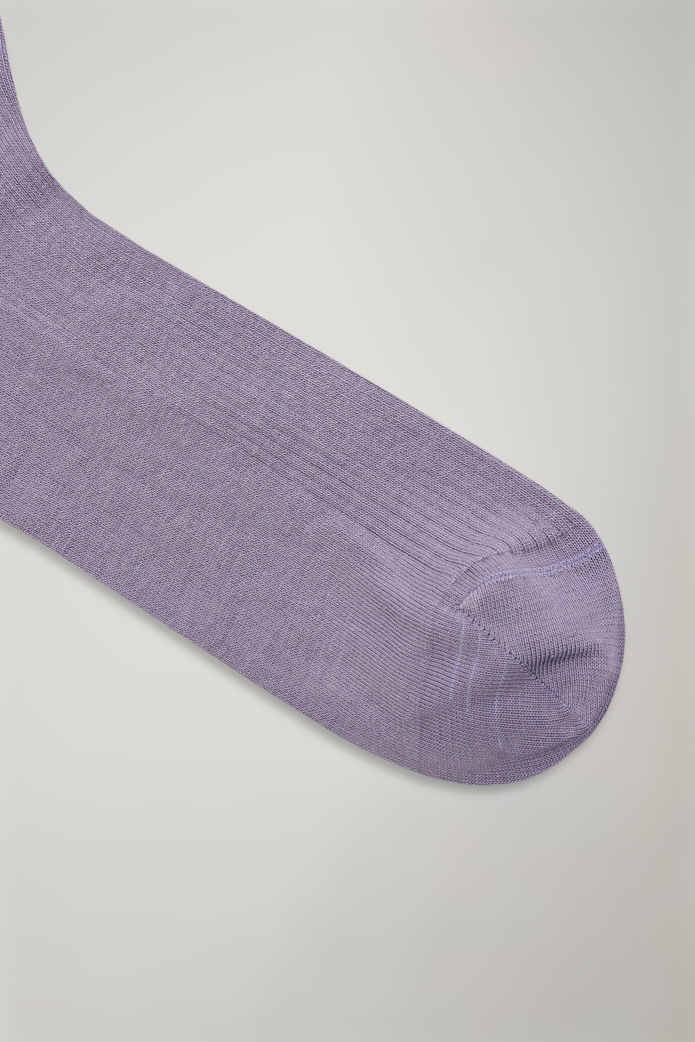 Men’s long sock in solid color ribbed knit
