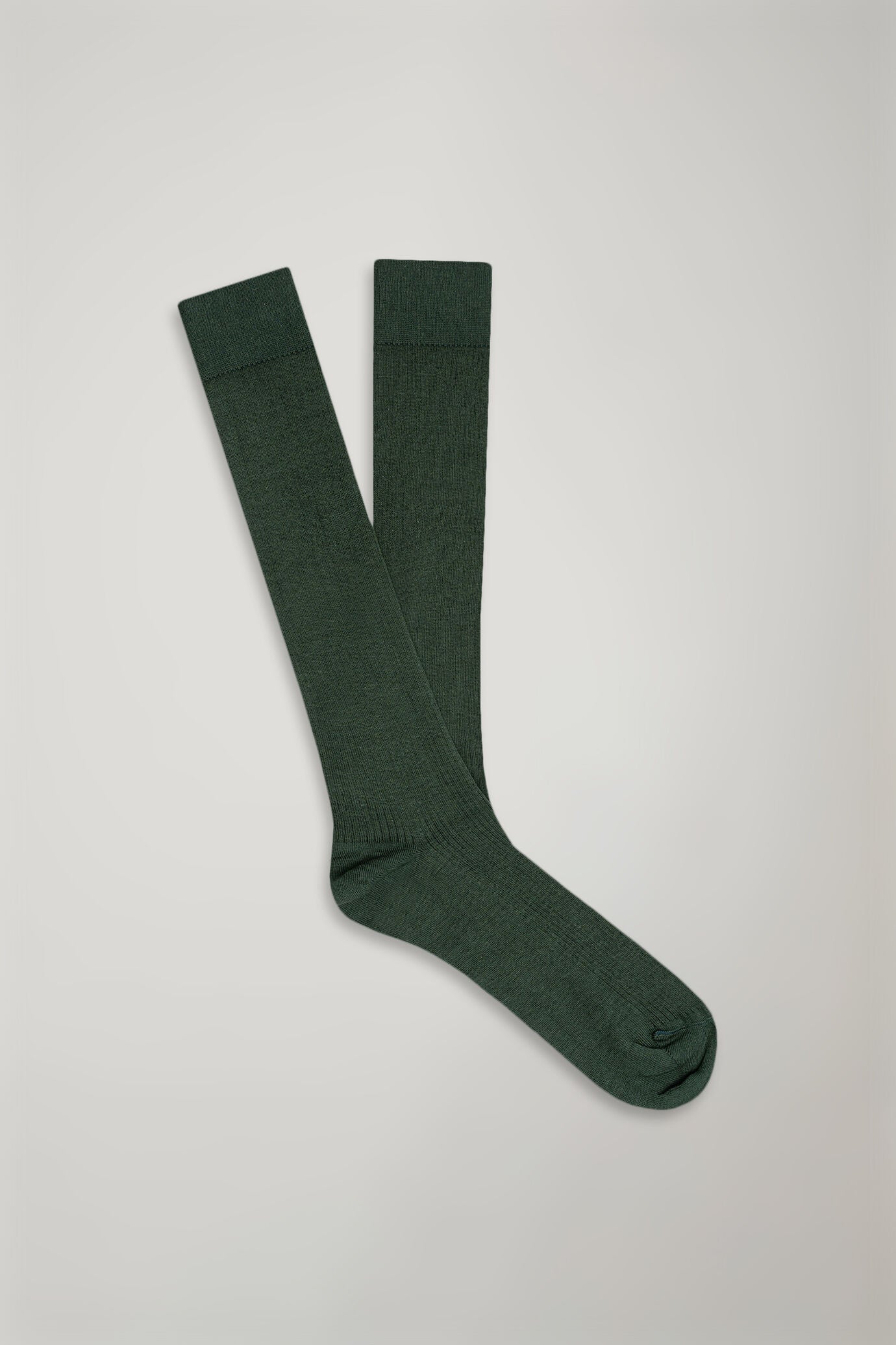 Men’s long sock in solid color ribbed knit