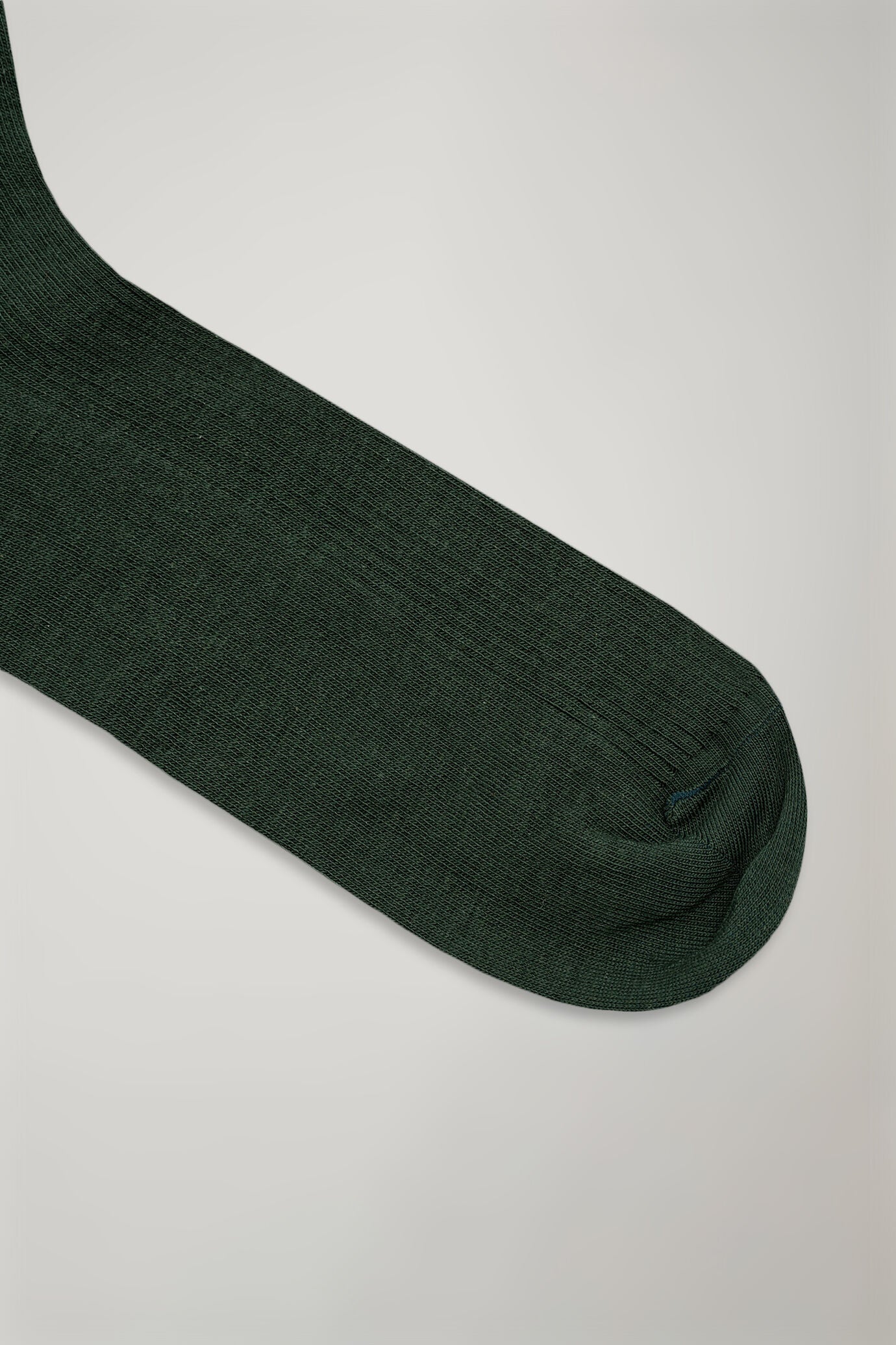 Men’s long sock in solid color ribbed knit