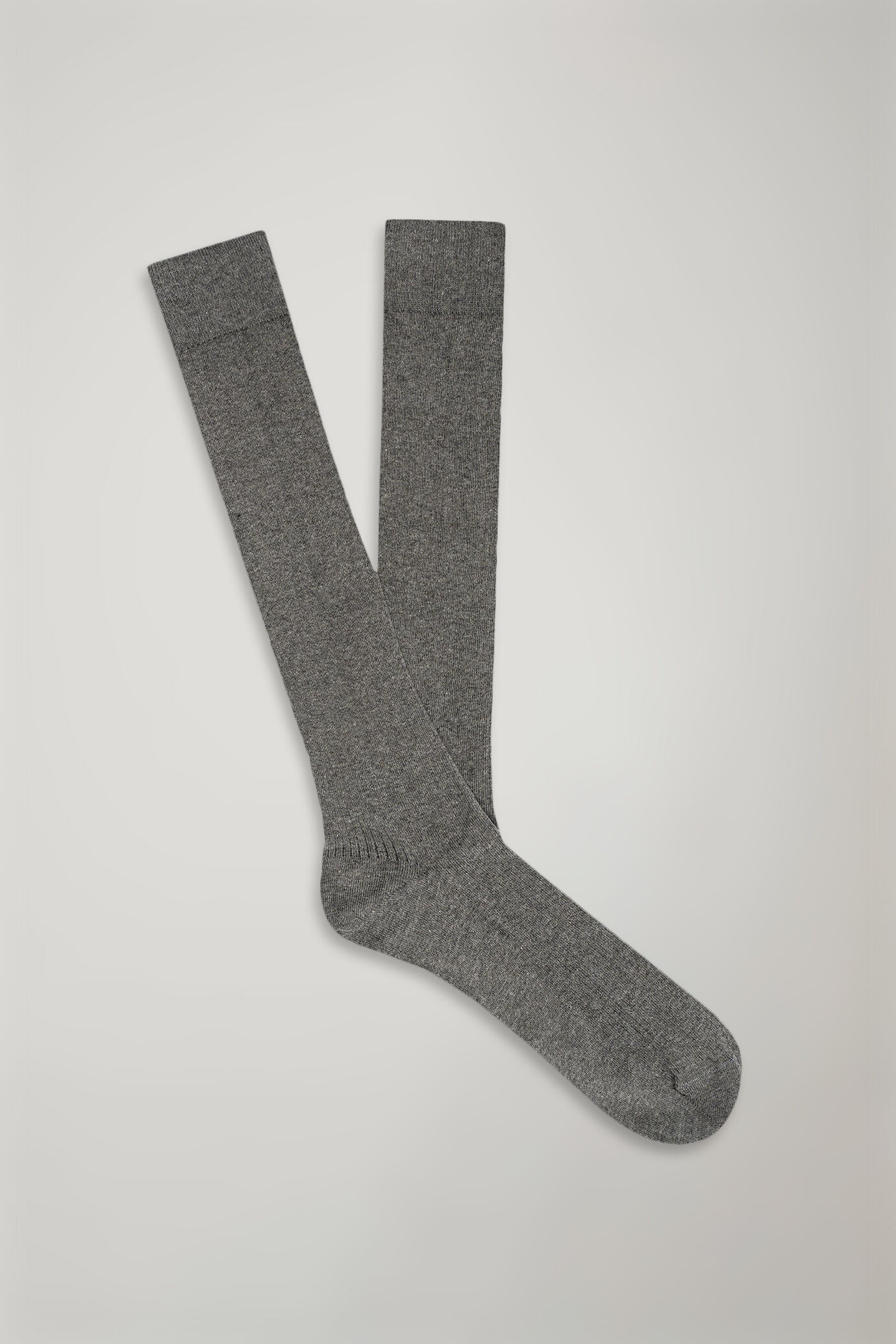 Men’s long sock in solid color ribbed knit