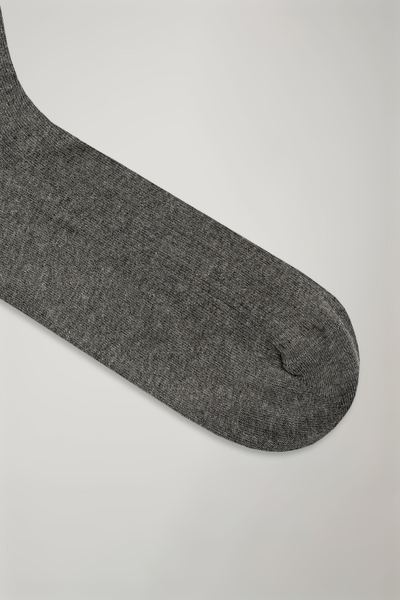 Men’s long sock in solid color ribbed knit