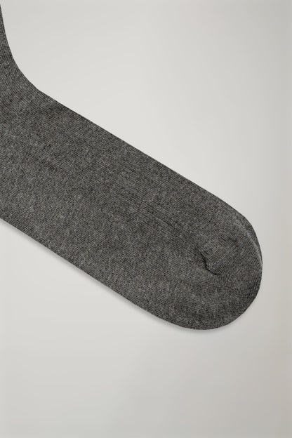 Men’s long sock in solid color ribbed knit