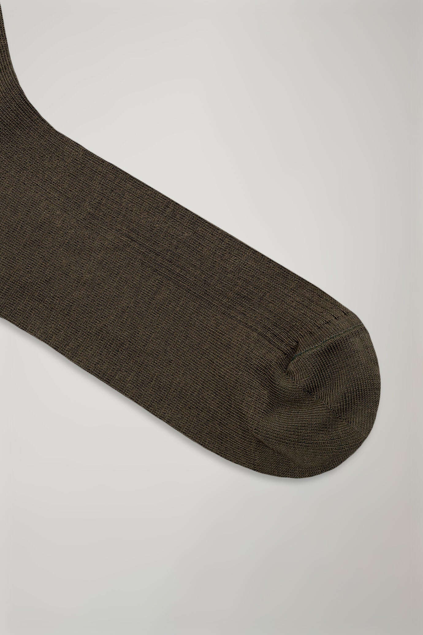 Men’s long sock in solid color ribbed knit
