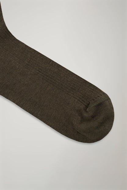 Men’s long sock in solid color ribbed knit