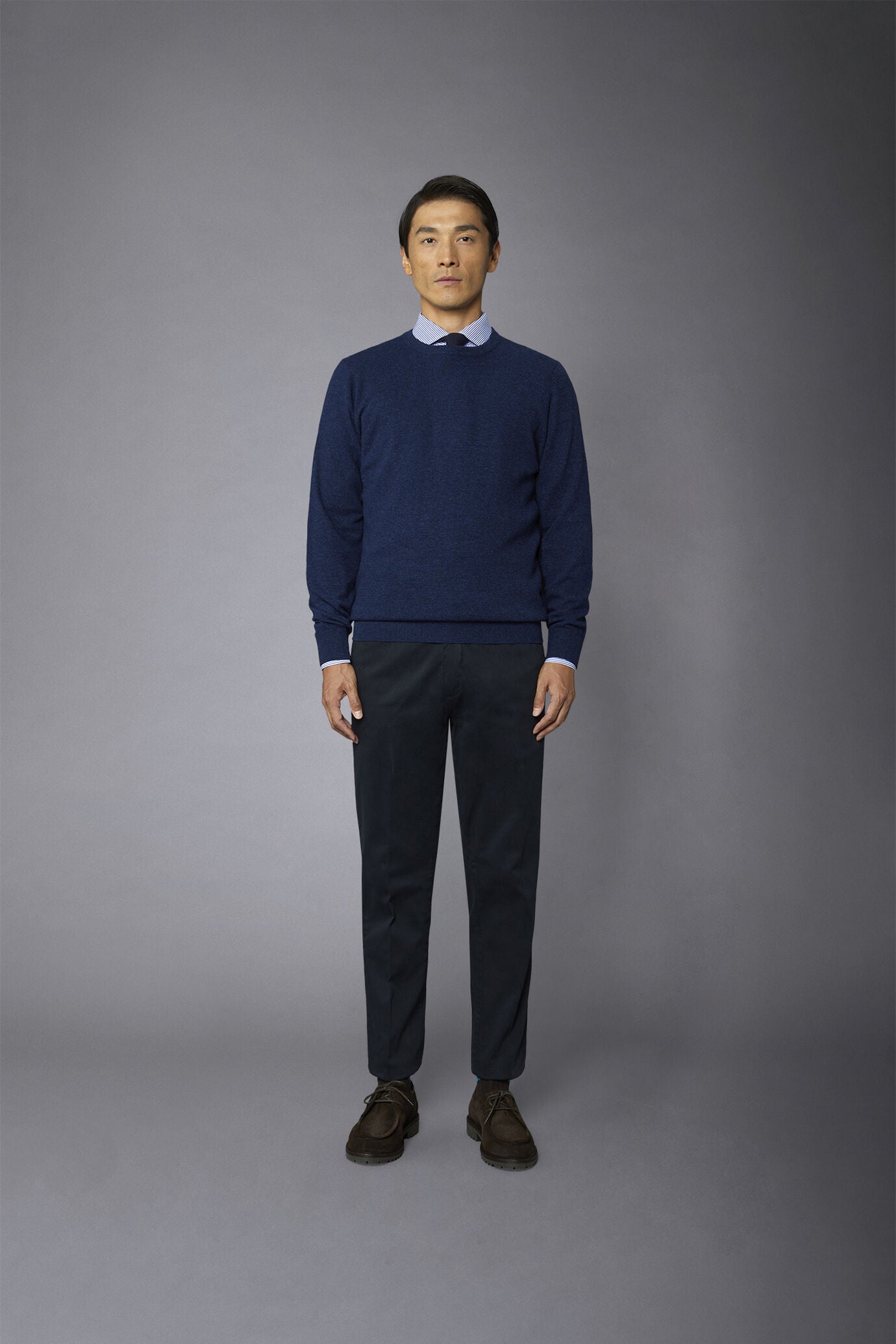 Men's classic chino pants regular fit twill construction