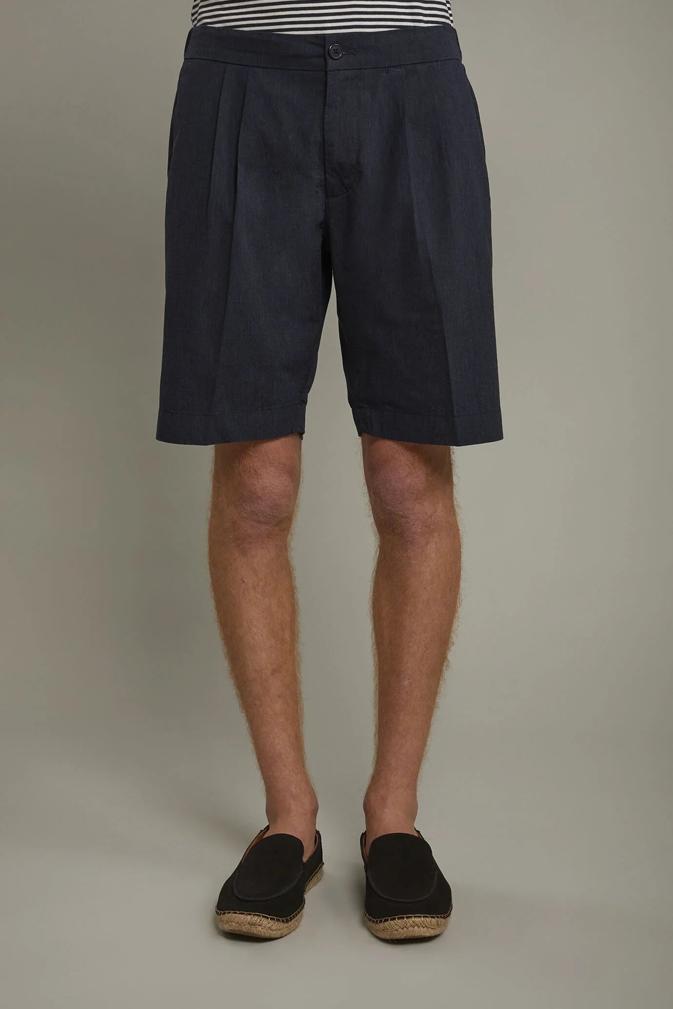 Men's Bermuda with double pinces and laces on waist cotton slub fabric in Blue by Doppelganger, Italian Sport;Leisure time;Traveller made from Composition: 98% Cotton 2% Elastane
Mood: Sport, Leisure time, Traveller
Type: Double Pinces, Laces, Coin Pocket, Spare Buttons, Shot Fabric
Season: Spring Summer 24
Gender: Men
Material: Cotton
Style: New Classic, Basic, Casual