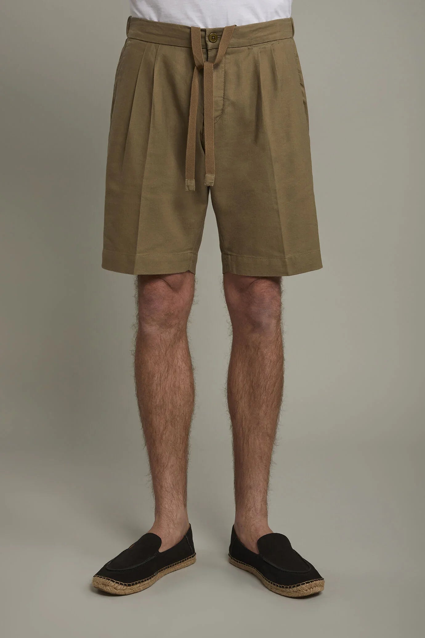 Men's Bermuda shorts with double pinces and laces on waist in linen-blend canvas fabric