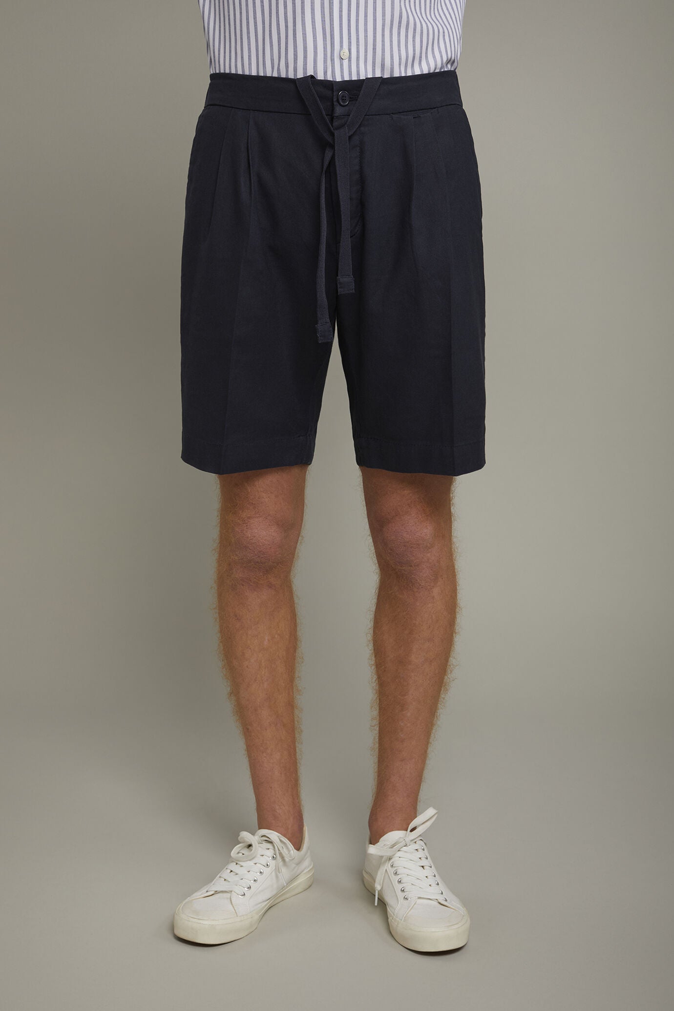 Men's Bermuda shorts with double pinces and laces on waist in linen-blend canvas fabric