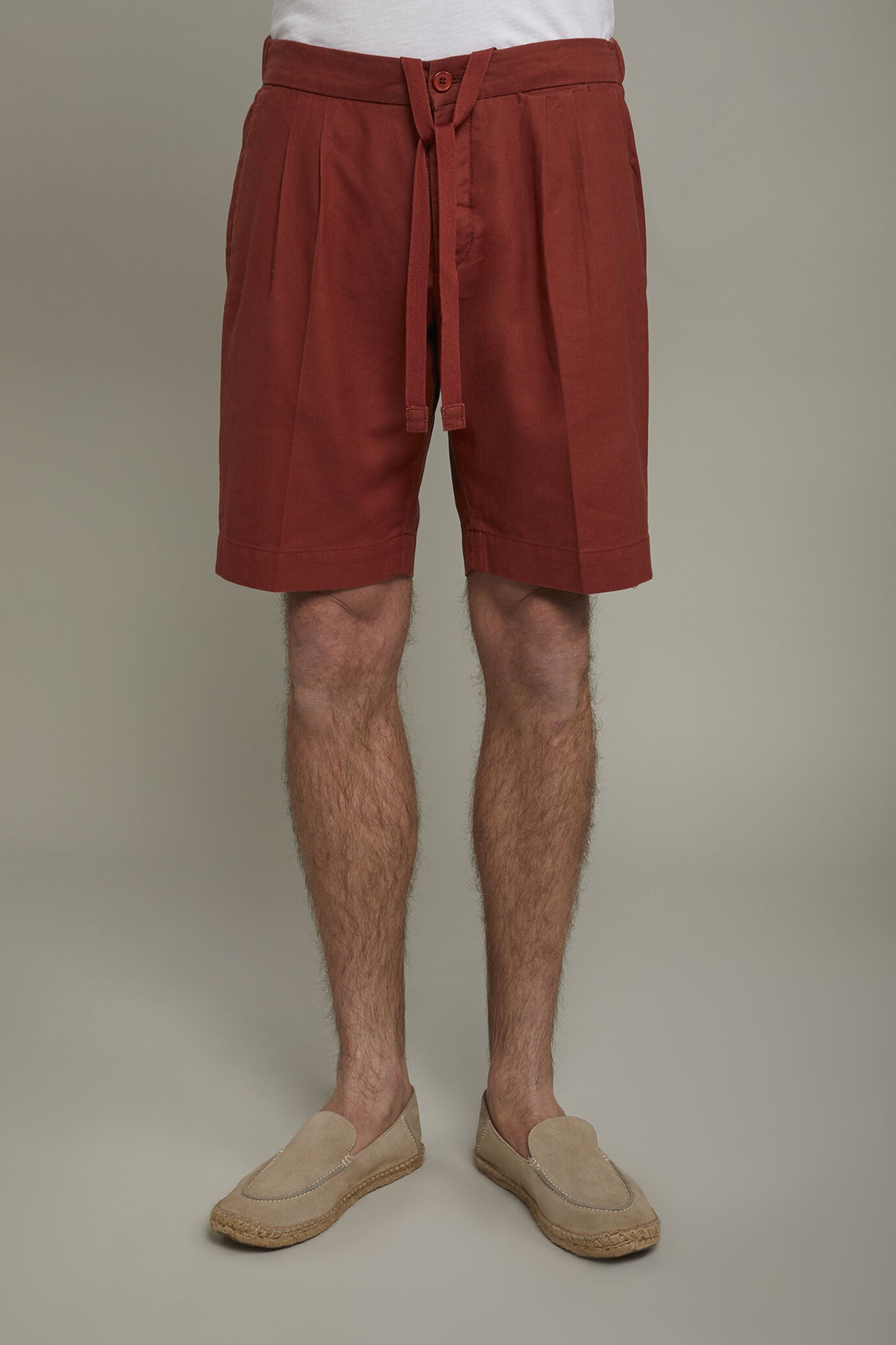 Men's Bermuda shorts with double pinces and laces on waist in linen-blend canvas fabric