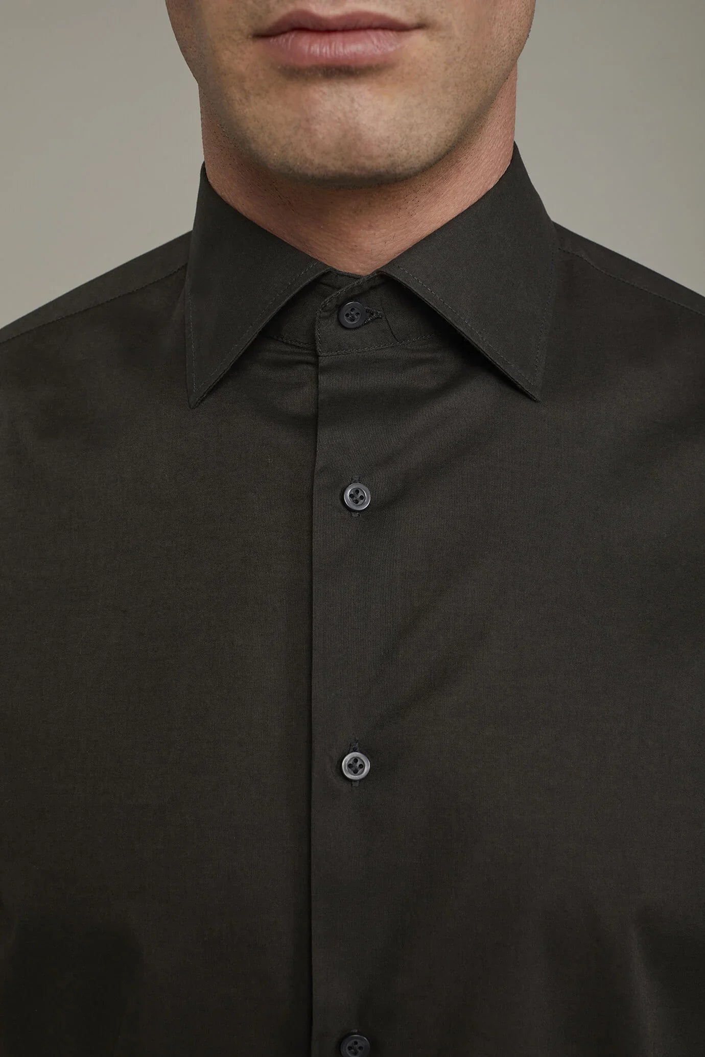 Men's Casual Shirt Classic Collar 100% Cotton Muslin Fabric Solid Color Comfort Fit in Grey by Doppelganger, Italian Business;Party-Night made from Composition: 100% Cotton
Mood: Business, Party-Night
Type: Classic Collar, Lily Stitches On Buttons, Spare Buttons, Light Transparent Removable Collar Bones, Decorative Removeable Pinces On The Sides, Mussola Fabric
Season: Spring Summer 24
Gender: Men
Material: Cotton
Style: Classic, Basic, Timeless
Fit: Comfortable