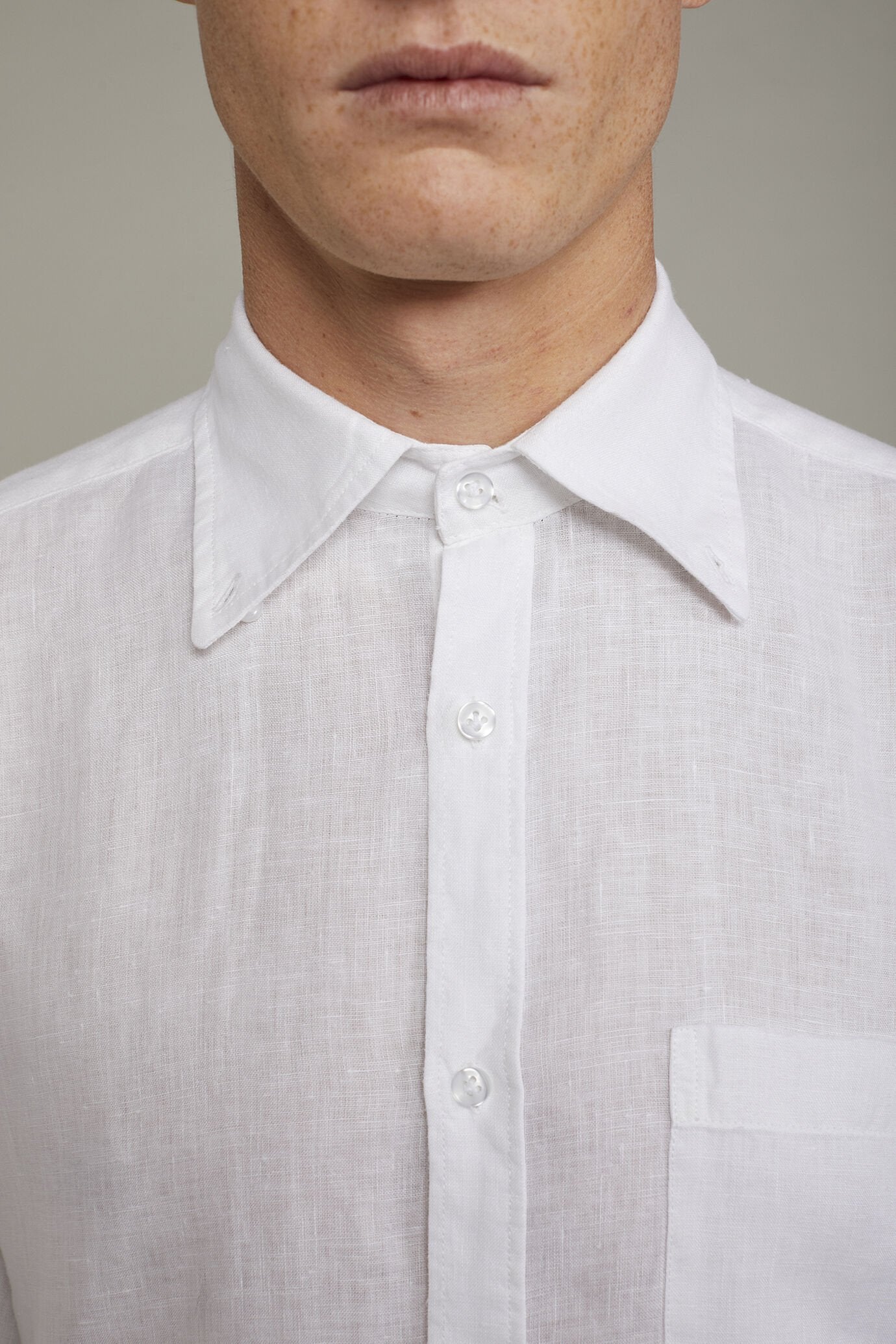 Men's casual shirt button down collar 100% linen comfort fit in White by Doppelganger, Italian Sport;Traveller;Leisure time made from Composition: 100% Linen
Mood: Sport, Traveller, Leisure time
Type: Button Down Collar, Snaps, Light Transparent Removable Collar Bones, Chest Pockets
Season: Spring Summer 24
Gender: Men
Material: Linen
Style: Essential, Casual Chic
Fit: Comfortable