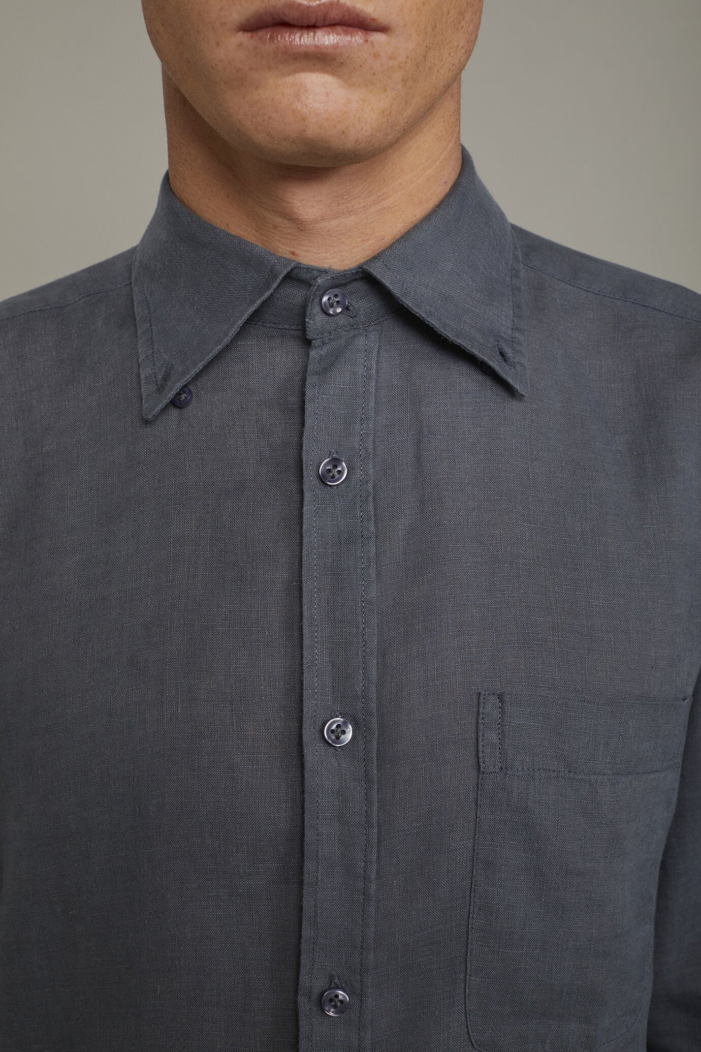 Men's casual shirt button down collar 100% linen comfort fit in White by Doppelganger, Italian Sport;Traveller;Leisure time made from Composition: 100% Linen
Mood: Sport, Traveller, Leisure time
Type: Button Down Collar, Snaps, Light Transparent Removable Collar Bones, Chest Pockets
Season: Spring Summer 24
Gender: Men
Material: Linen
Style: Essential, Casual Chic
Fit: Comfortable