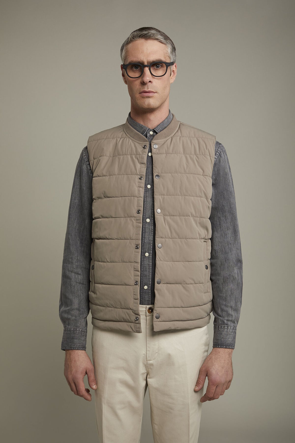 Men’s reversible sleeveless vest with lightweight padding regular fit