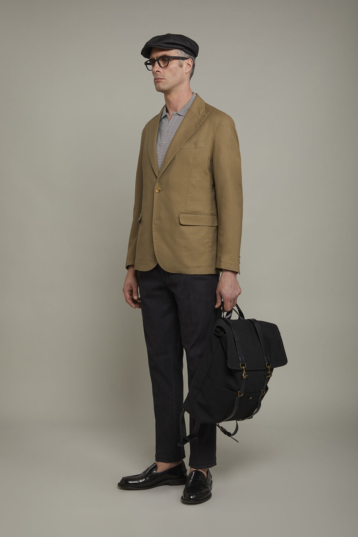 Men's single-breasted unlined linen and cotton blazer with regular fit lapels