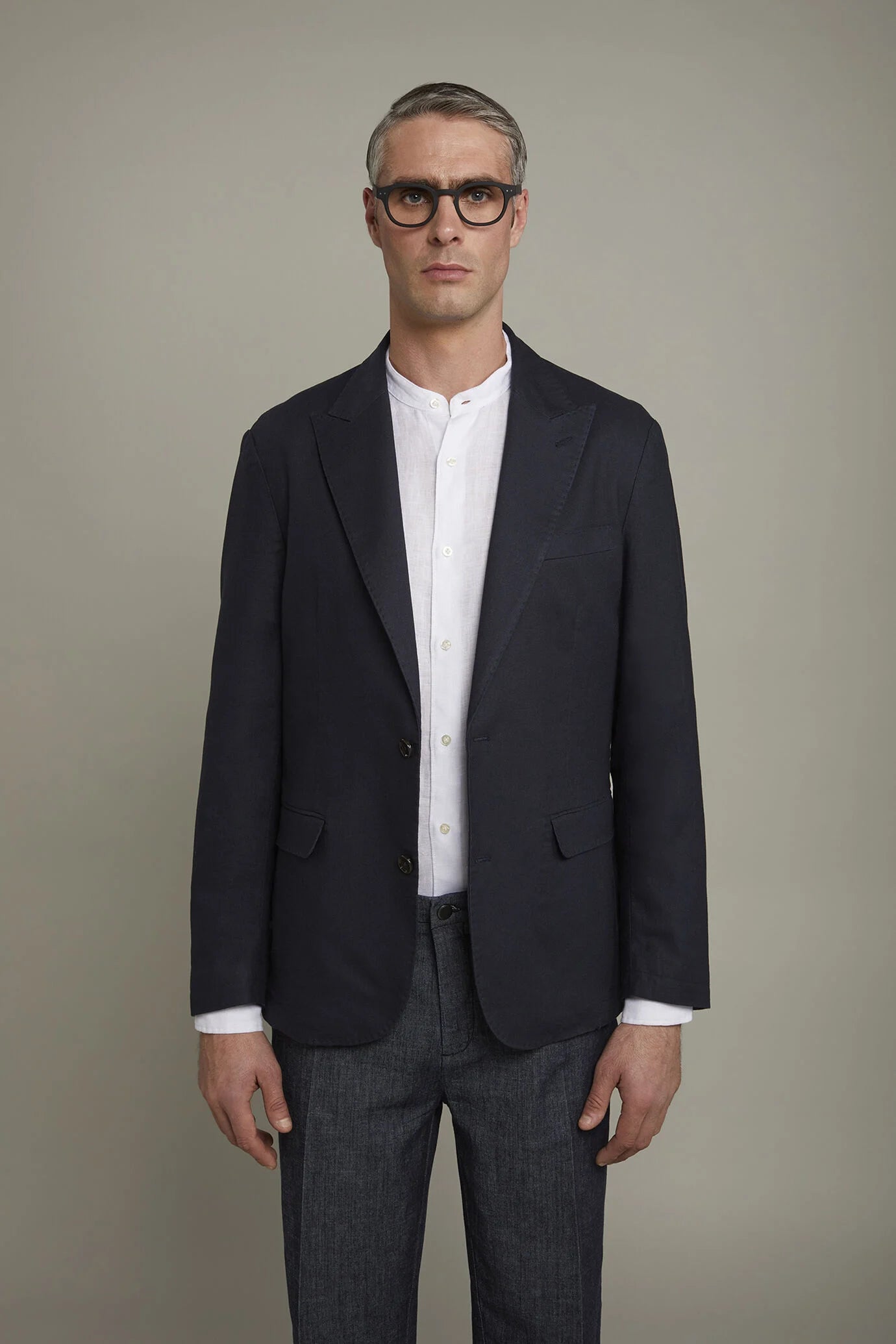 Men's single-breasted unlined linen and cotton blazer with regular fit lapels