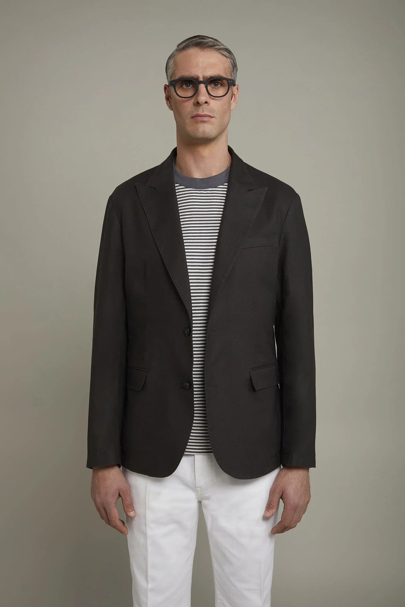 Men's single-breasted unlined linen and cotton blazer with regular fit lapels