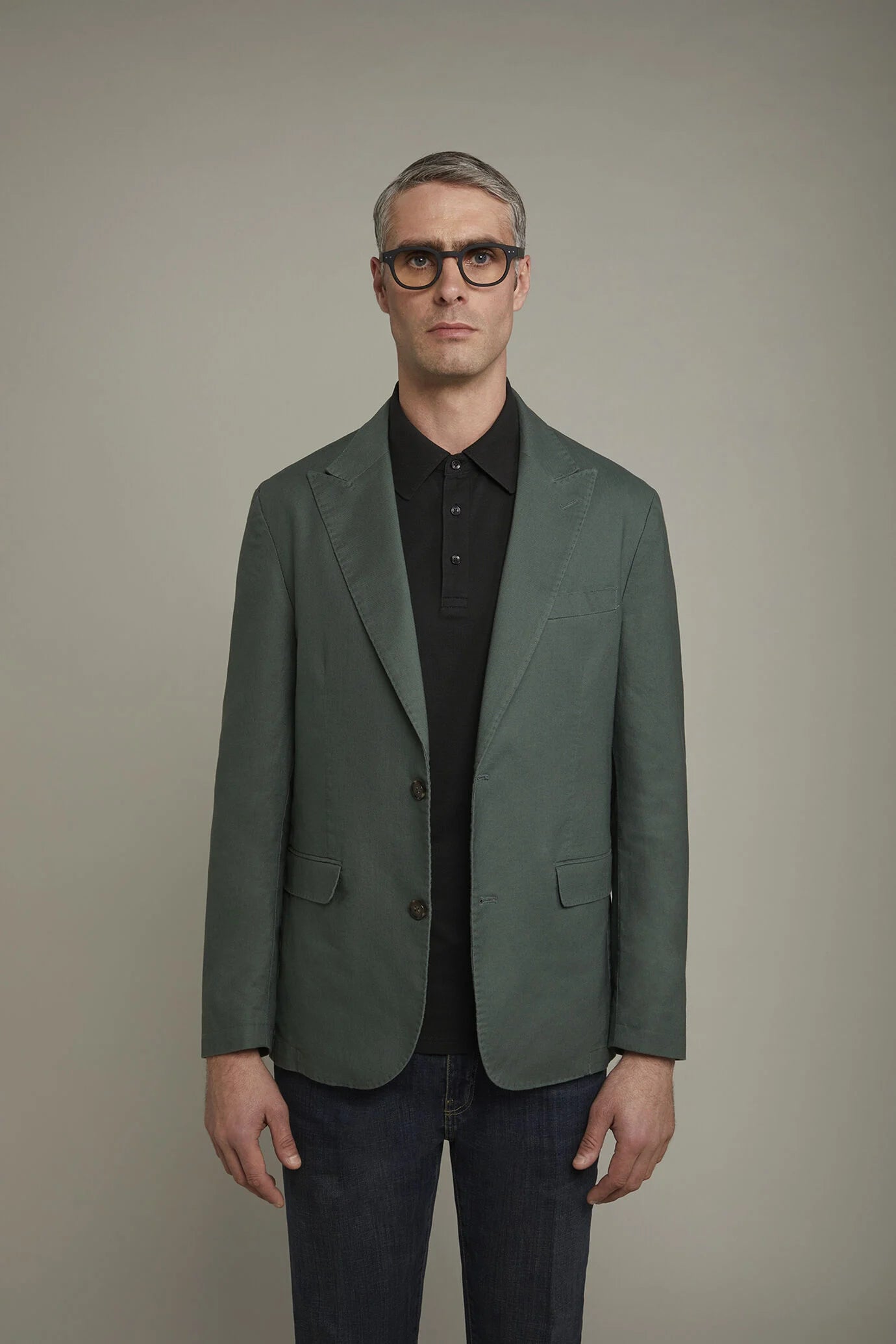 Men's single-breasted unlined linen and cotton blazer with regular fit lapels