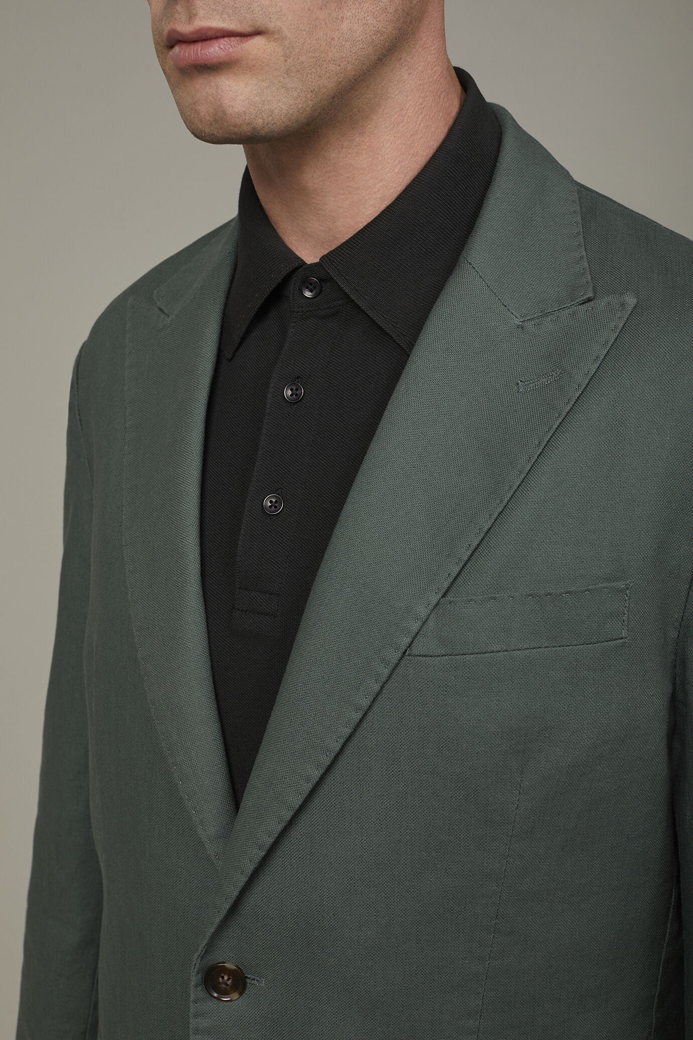 Men's single-breasted unlined linen and cotton blazer with regular fit lapels