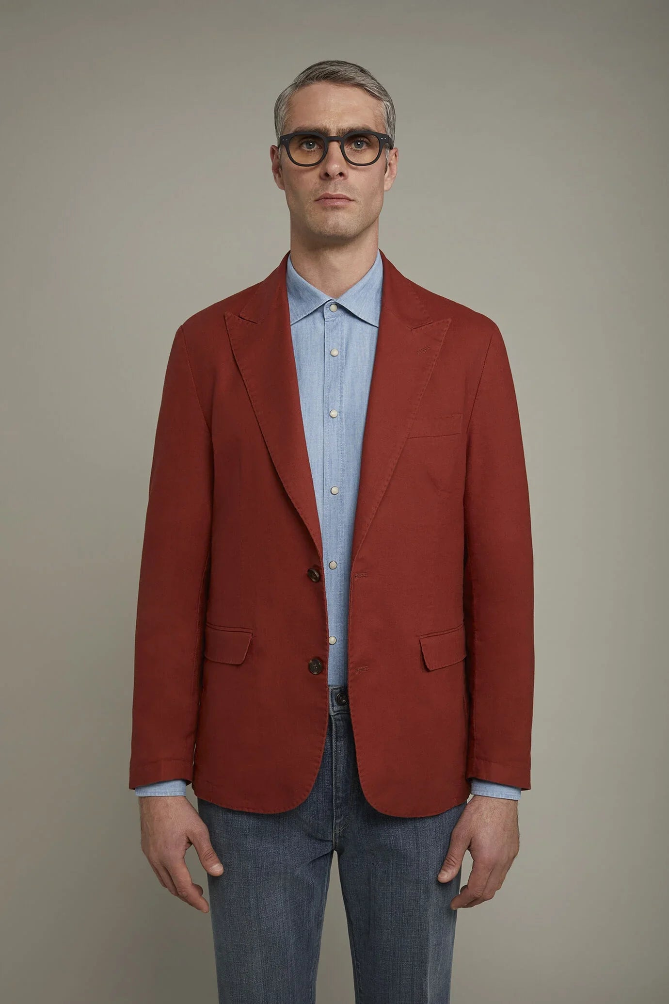 Men's single-breasted unlined linen and cotton blazer with regular fit lapels