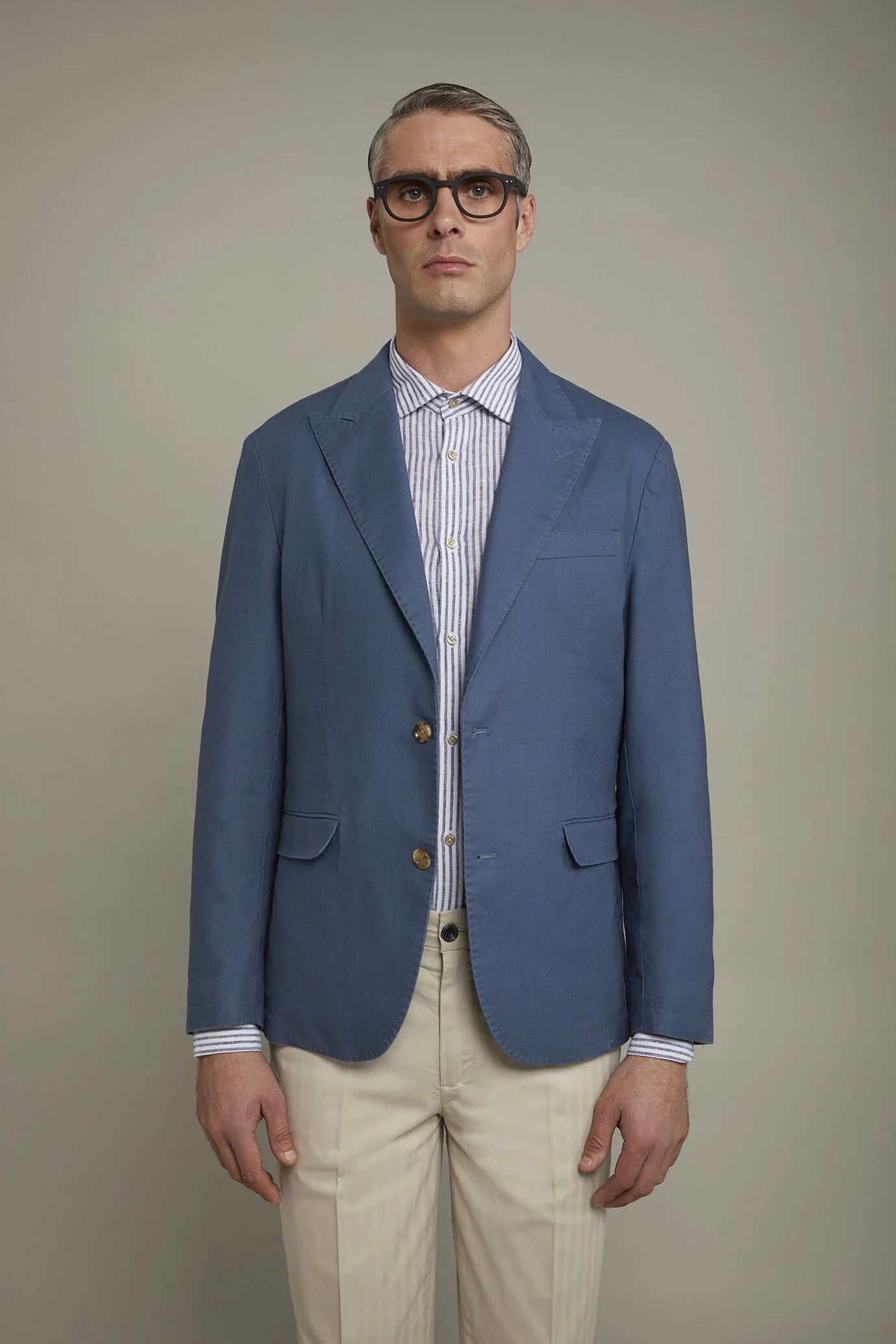 Men's single-breasted unlined linen and cotton blazer with regular fit lapels