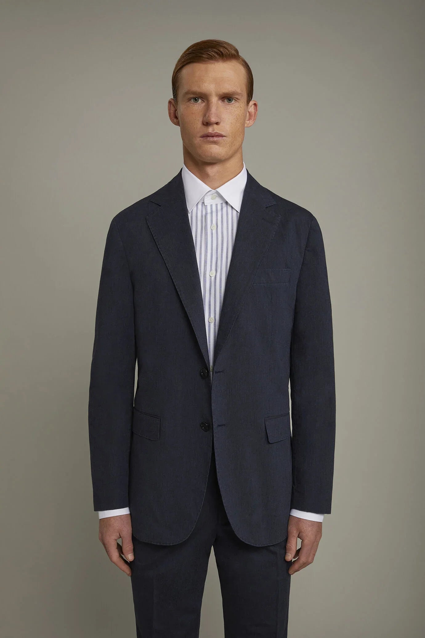 Men's unlined single-breasted blazer with flap pockets in flamed effect fabric regular fit in Blue by Doppelganger, Italian Classic;Formal;Elegant made from Composition: 98% Cotton 2% Elastane
Mood: Business, Party-Night
Type: Unlined, Single-Breasted, Flap Pockets, Shot Fabric
Season: Spring Summer 24
Gender: Men
Material: Cotton
Style: Classic, Formal, Elegant
Fit: Regular