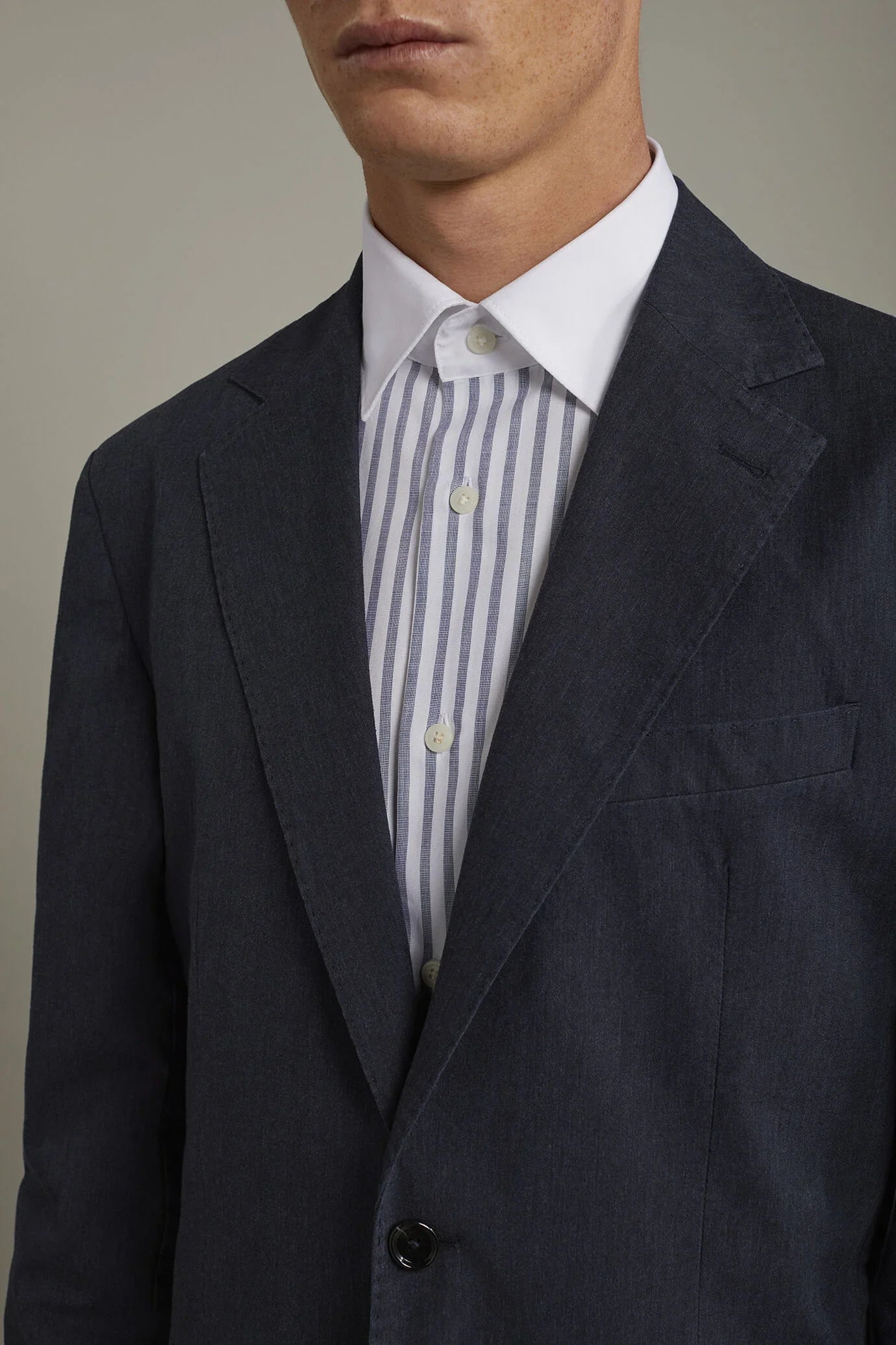 Men's unlined single-breasted blazer with flap pockets in flamed effect fabric regular fit in Blue by Doppelganger, Italian Classic;Formal;Elegant made from Composition: 98% Cotton 2% Elastane
Mood: Business, Party-Night
Type: Unlined, Single-Breasted, Flap Pockets, Shot Fabric
Season: Spring Summer 24
Gender: Men
Material: Cotton
Style: Classic, Formal, Elegant
Fit: Regular