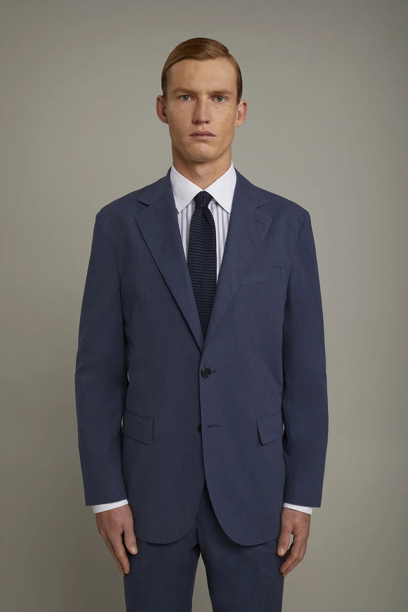 Men's unlined single-breasted blazer with flap pockets in flamed effect fabric regular fit in Blue by Doppelganger, Italian Classic;Formal;Elegant made from Composition: 98% Cotton 2% Elastane
Mood: Business, Party-Night
Type: Unlined, Single-Breasted, Flap Pockets, Shot Fabric
Season: Spring Summer 24
Gender: Men
Material: Cotton
Style: Classic, Formal, Elegant
Fit: Regular