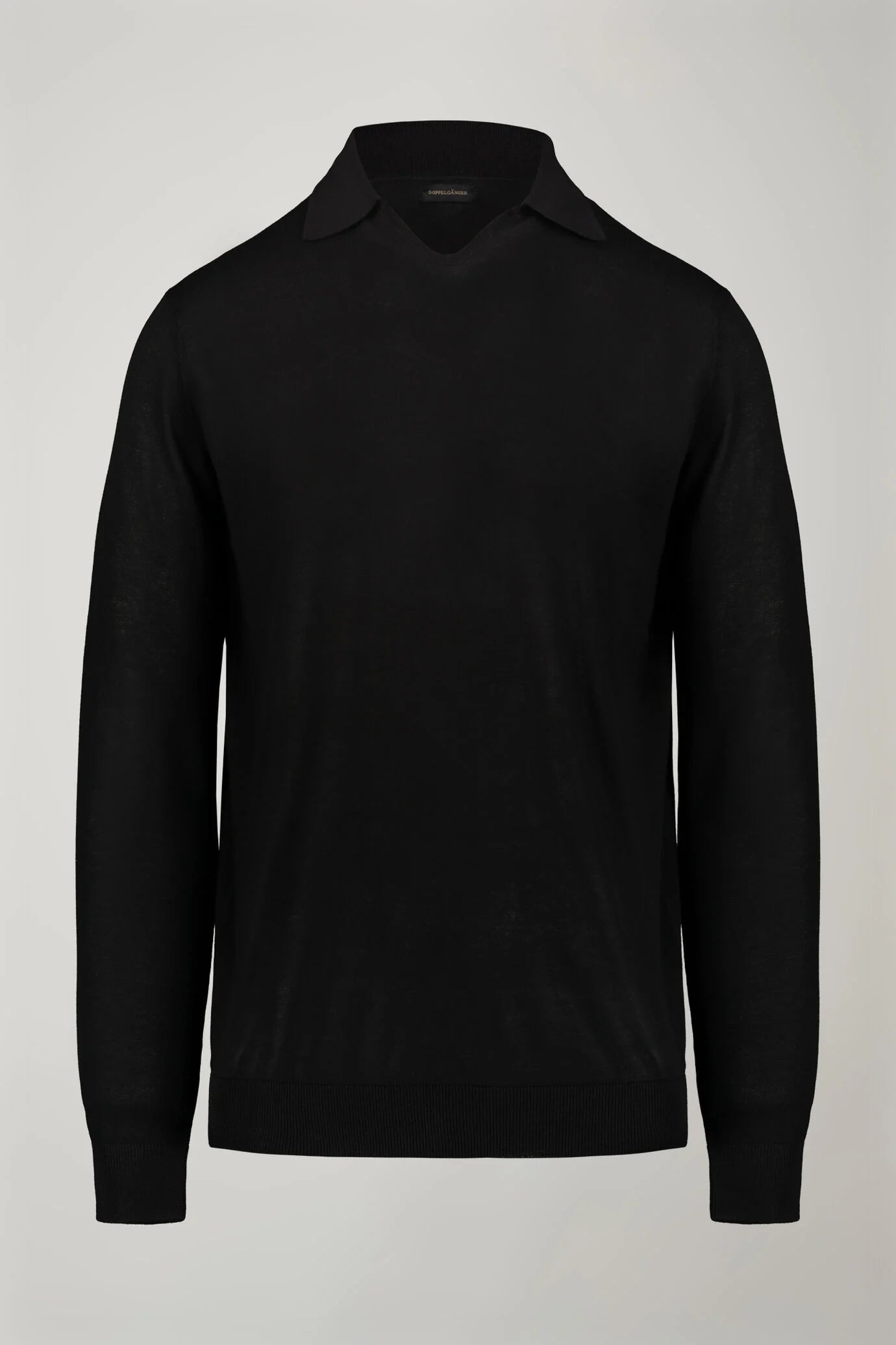 Men's knitted polo V collar 100% cotton long-sleeved regular fit in Black by Doppelganger, Italian Sportwear;Traveller made from Composition: 100% Cotton
Mood: Sportwear, Traveller
Type: Knitted, Long Sleeves, V Neck
Season: Spring Summer 24
Gender: Men
Material: Cotton
Style: Basic, Classic, Timeless, Casual
Fit: Regular