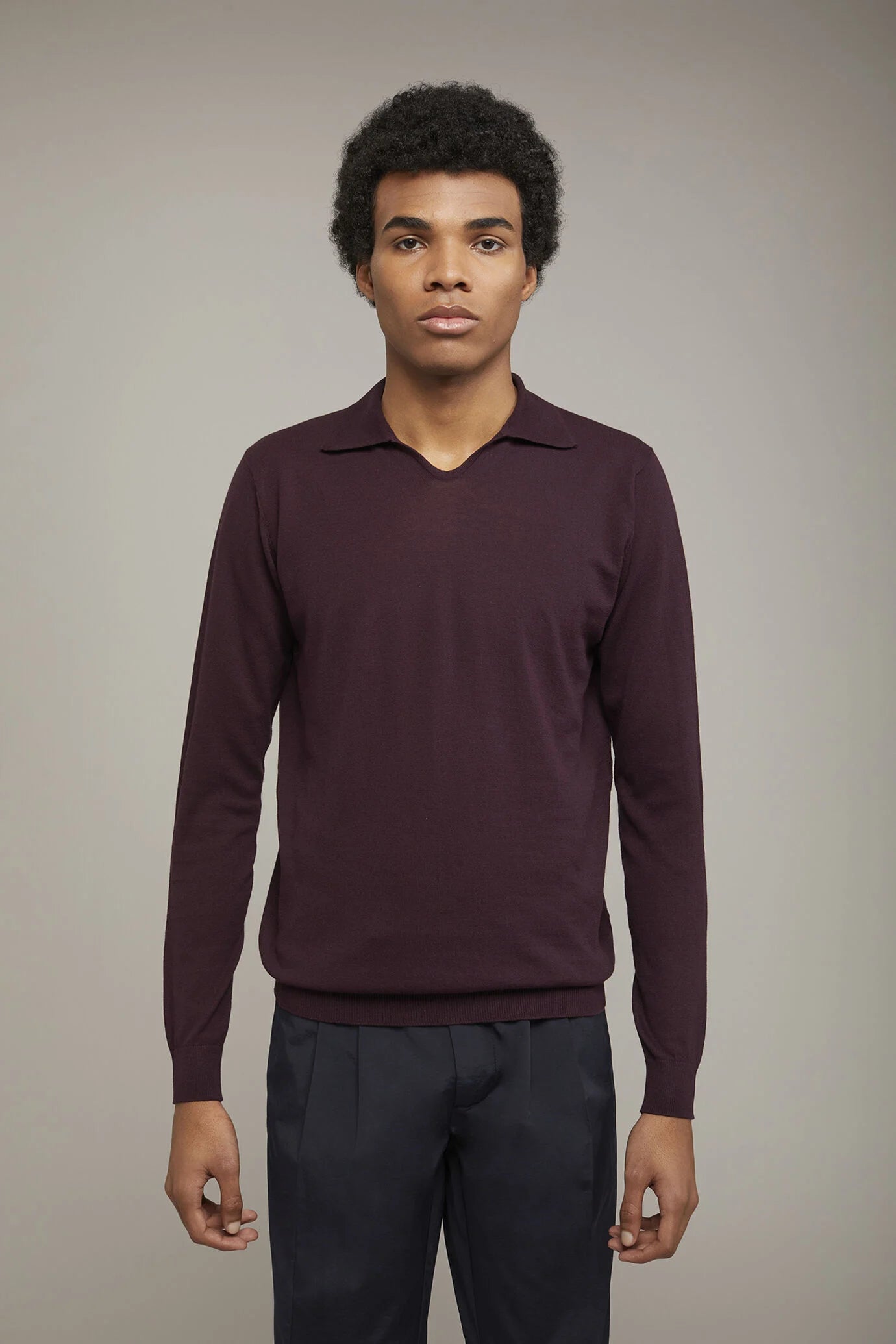 Men's knitted polo V collar 100% cotton long-sleeved regular fit in Black by Doppelganger, Italian Sportwear;Traveller made from Composition: 100% Cotton
Mood: Sportwear, Traveller
Type: Knitted, Long Sleeves, V Neck
Season: Spring Summer 24
Gender: Men
Material: Cotton
Style: Basic, Classic, Timeless, Casual
Fit: Regular