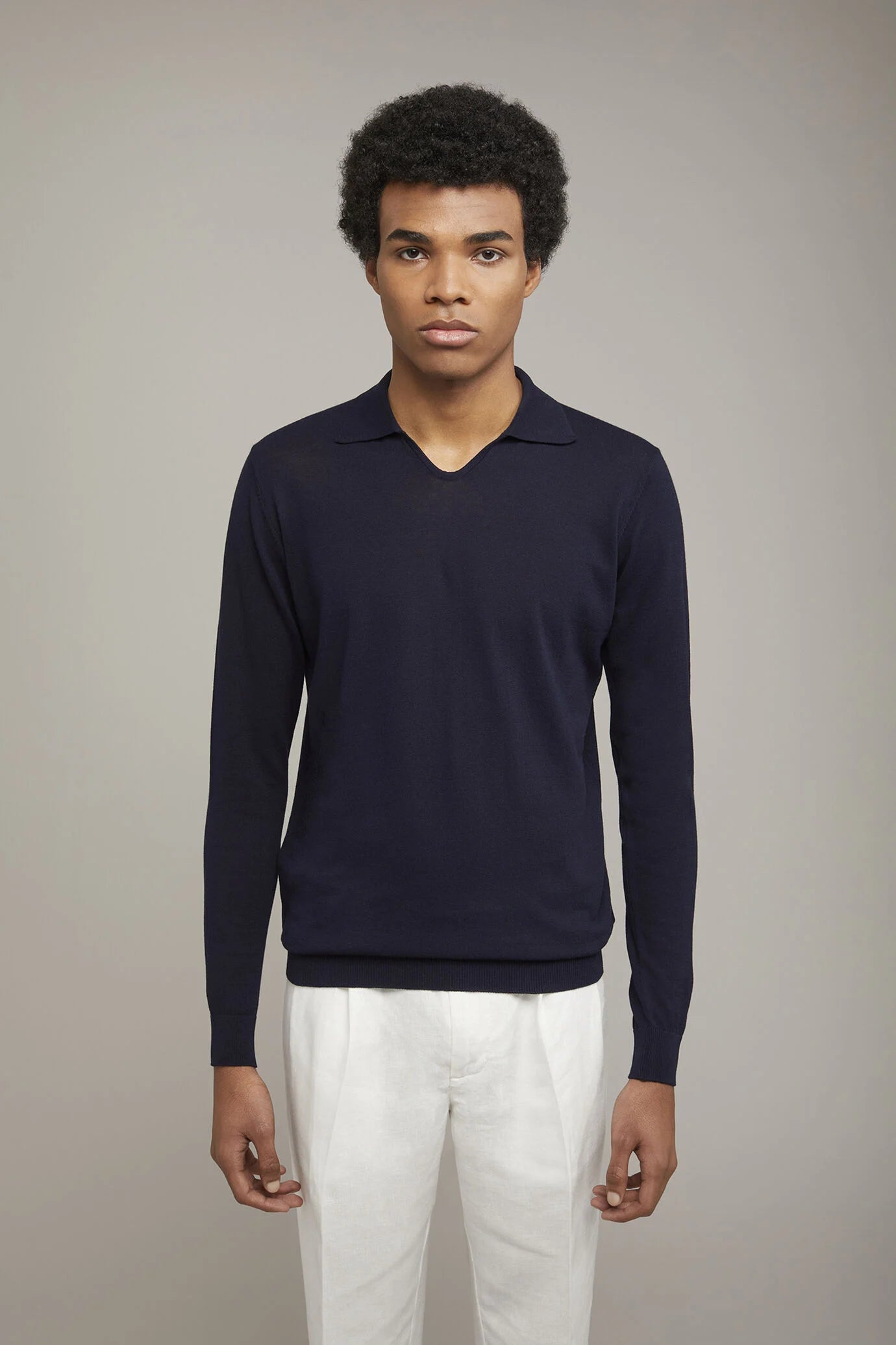 Men's knitted polo V collar 100% cotton long-sleeved regular fit in Black by Doppelganger, Italian Sportwear;Traveller made from Composition: 100% Cotton
Mood: Sportwear, Traveller
Type: Knitted, Long Sleeves, V Neck
Season: Spring Summer 24
Gender: Men
Material: Cotton
Style: Basic, Classic, Timeless, Casual
Fit: Regular