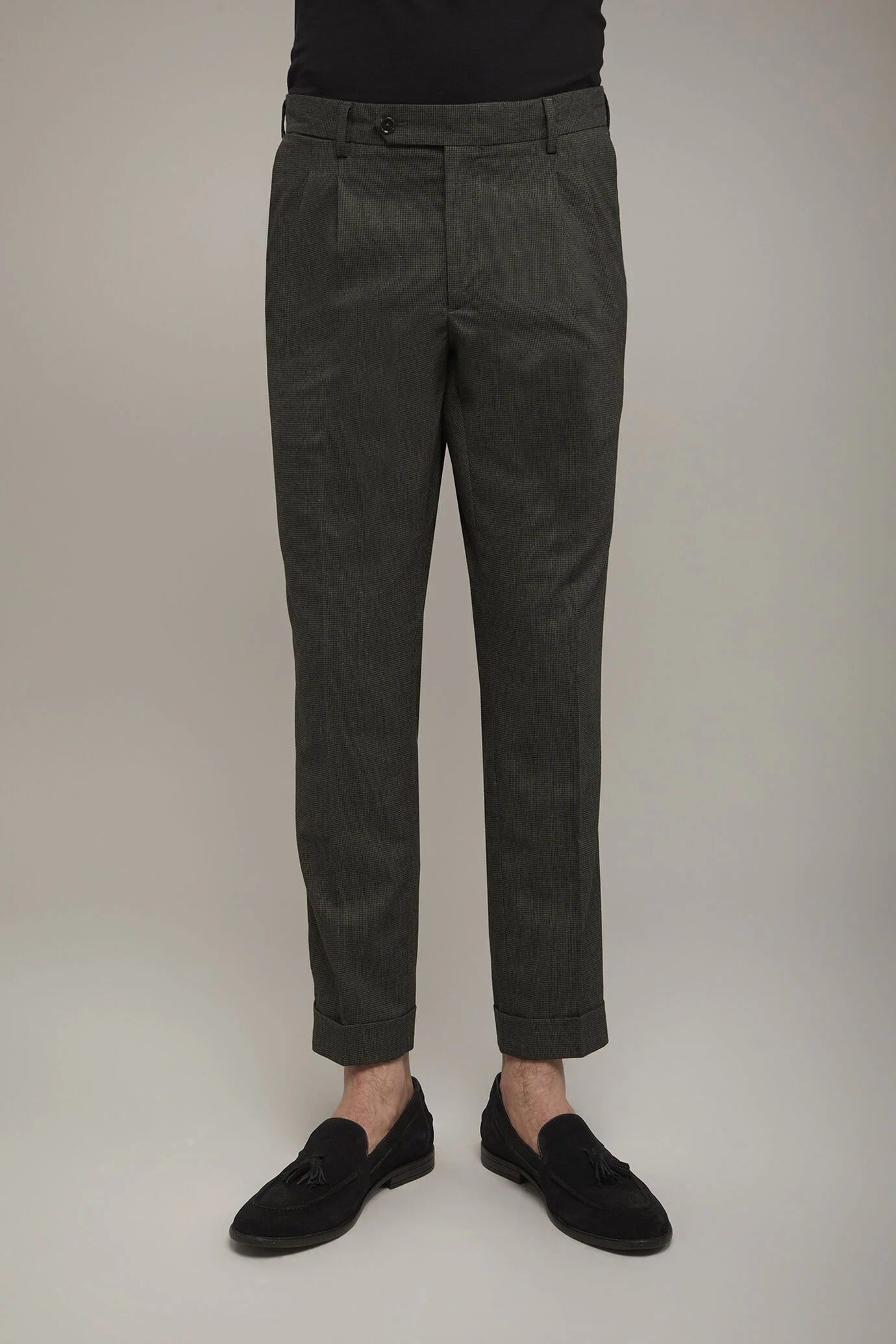Men's classic double pinces trousers fabric with micro houndstooth pattern regular fit in Green by Doppelganger, Italian Business;Party-Night made from Composition: 59% Polyester 21% Linen 13% Cotton 6% Viscose 1% Elastane
Mood: Business, Party-Night
Type: Double Pinces, Pied De Poule Micro Fabric
Season: Spring Summer 24
Gender: Men
Material: Linen
Style: Classic, Formal, Elegant
Fit: Regular