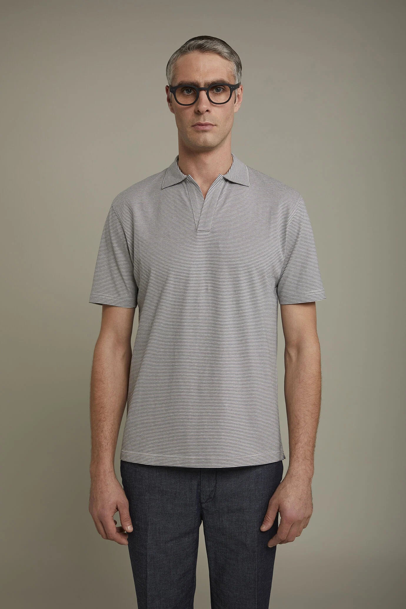 Men's short sleeve button-less polo shirt with derby collar and thin stripes 100% cotton regular fit