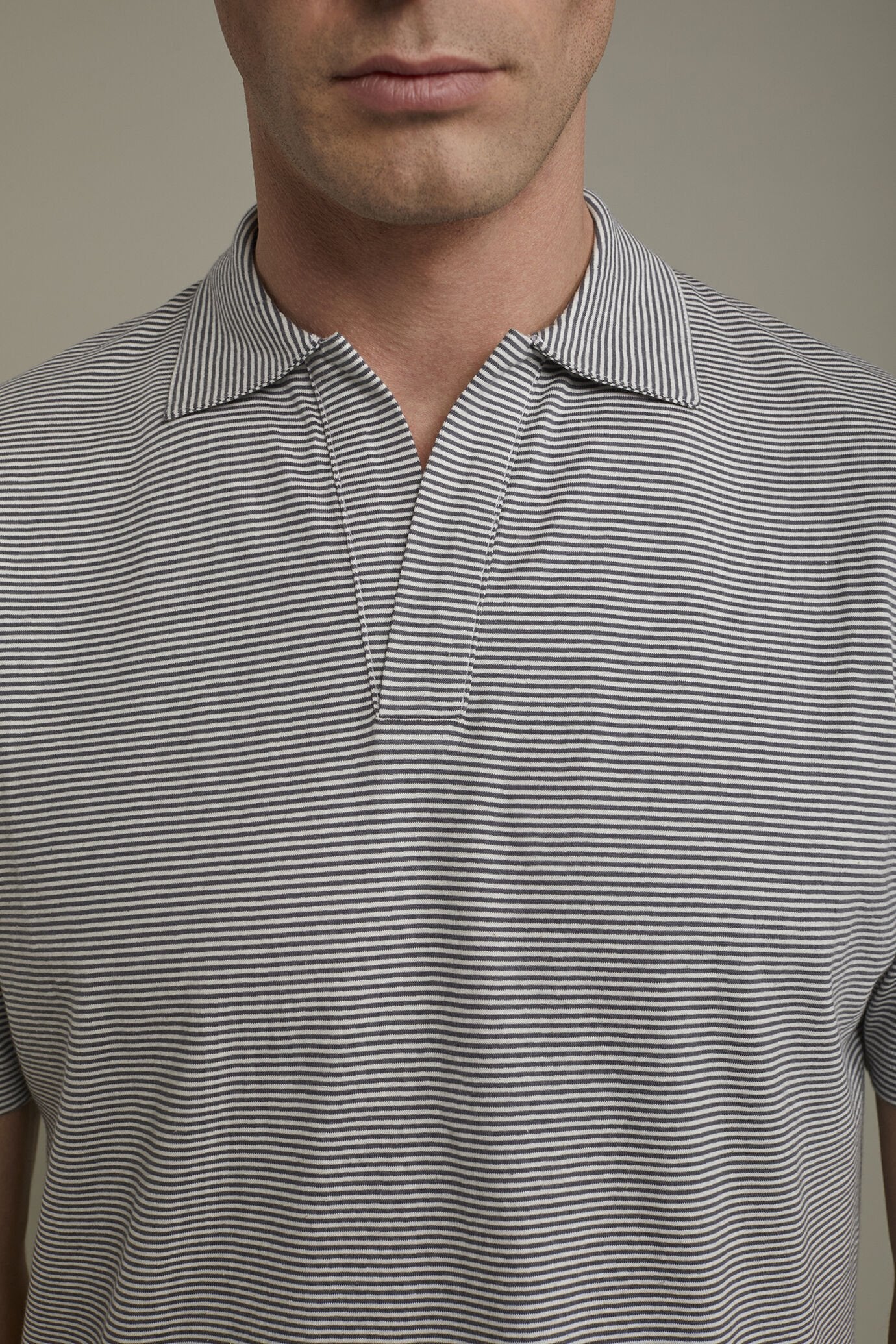 Men's short sleeve button-less polo shirt with derby collar and thin stripes 100% cotton regular fit
