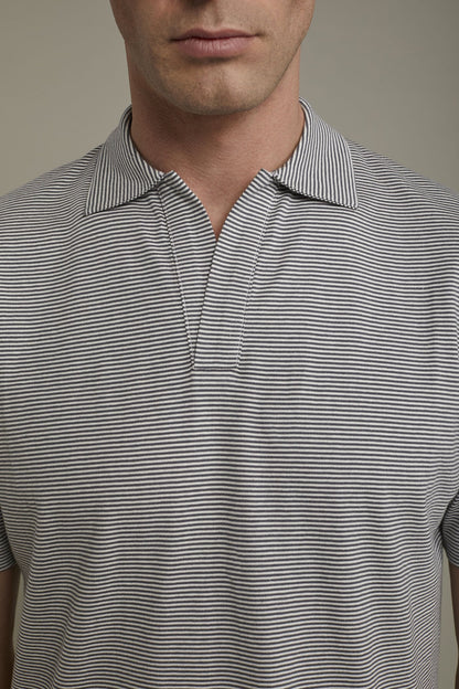 Men's short sleeve button-less polo shirt with derby collar and thin stripes 100% cotton regular fit in Grey by Doppelganger, Italian Traveller;Leisure time;Sport made from Composition: 100% Cotton
Mood: Traveller, Leisure time, Sport
Type: Short Sleeves, Derby Collar
Season: Spring Summer 24
Gender: Men
Material: Cotton
Style: Essential, Casual, Basic
Fit: Regular