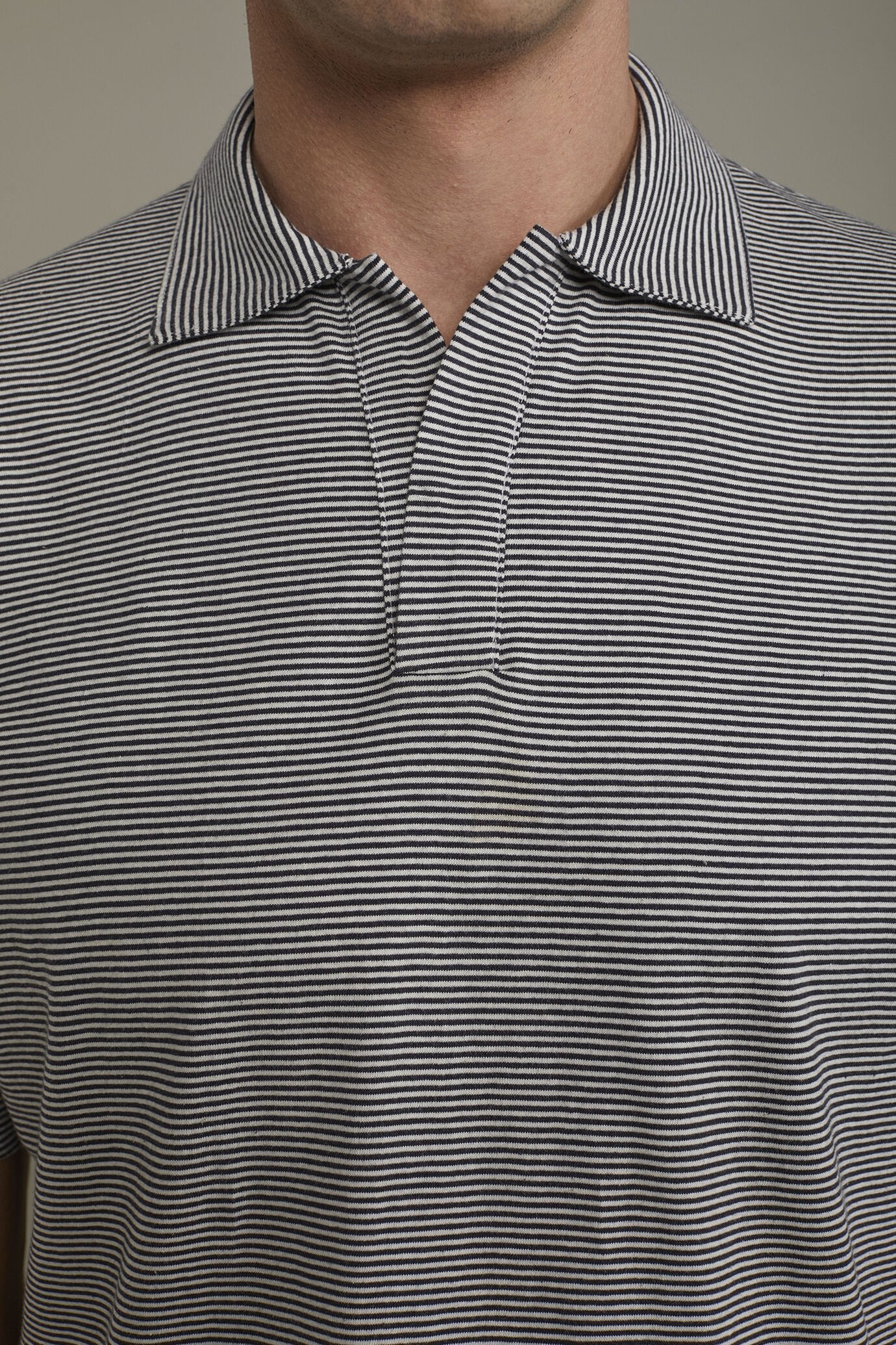 Men's short sleeve button-less polo shirt with derby collar and thin stripes 100% cotton regular fit
