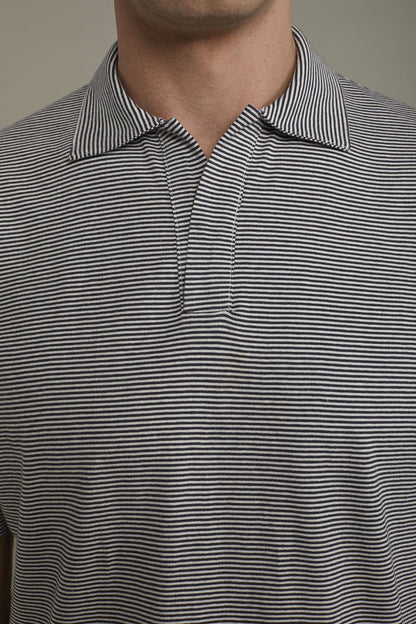 Men's short sleeve button-less polo shirt with derby collar and thin stripes 100% cotton regular fit in Grey by Doppelganger, Italian Traveller;Leisure time;Sport made from Composition: 100% Cotton
Mood: Traveller, Leisure time, Sport
Type: Short Sleeves, Derby Collar
Season: Spring Summer 24
Gender: Men
Material: Cotton
Style: Essential, Casual, Basic
Fit: Regular