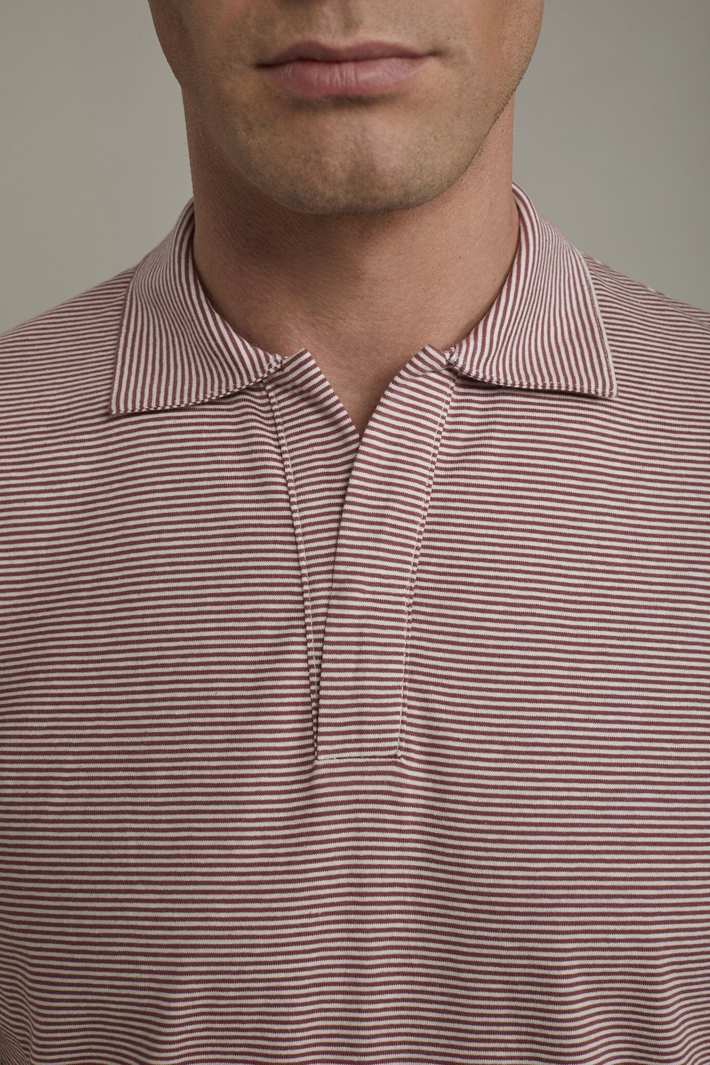 Men's short sleeve button-less polo shirt with derby collar and thin stripes 100% cotton regular fit in Grey by Doppelganger, Italian Traveller;Leisure time;Sport made from Composition: 100% Cotton
Mood: Traveller, Leisure time, Sport
Type: Short Sleeves, Derby Collar
Season: Spring Summer 24
Gender: Men
Material: Cotton
Style: Essential, Casual, Basic
Fit: Regular