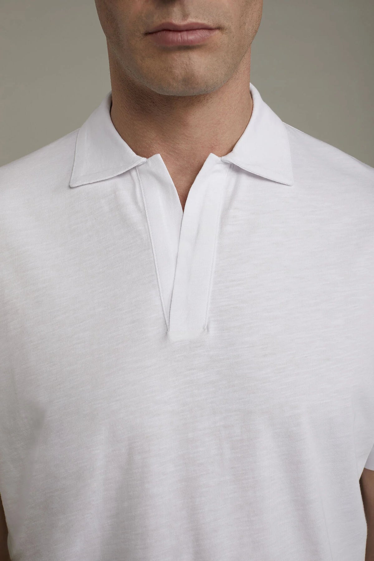 Men's short sleeve button-less polo shirt with derby collar in pure cotton regular fit