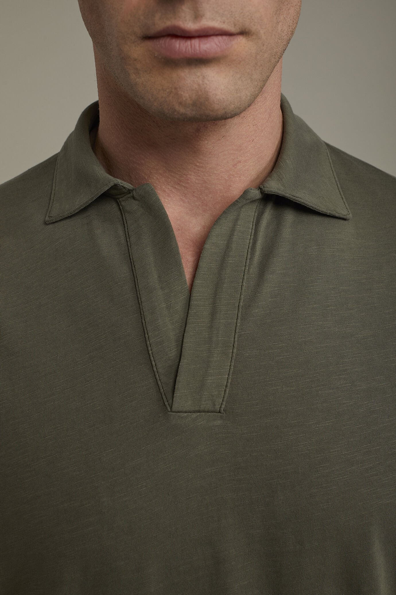 Men's short sleeve button-less polo shirt with derby collar in pure cotton regular fit