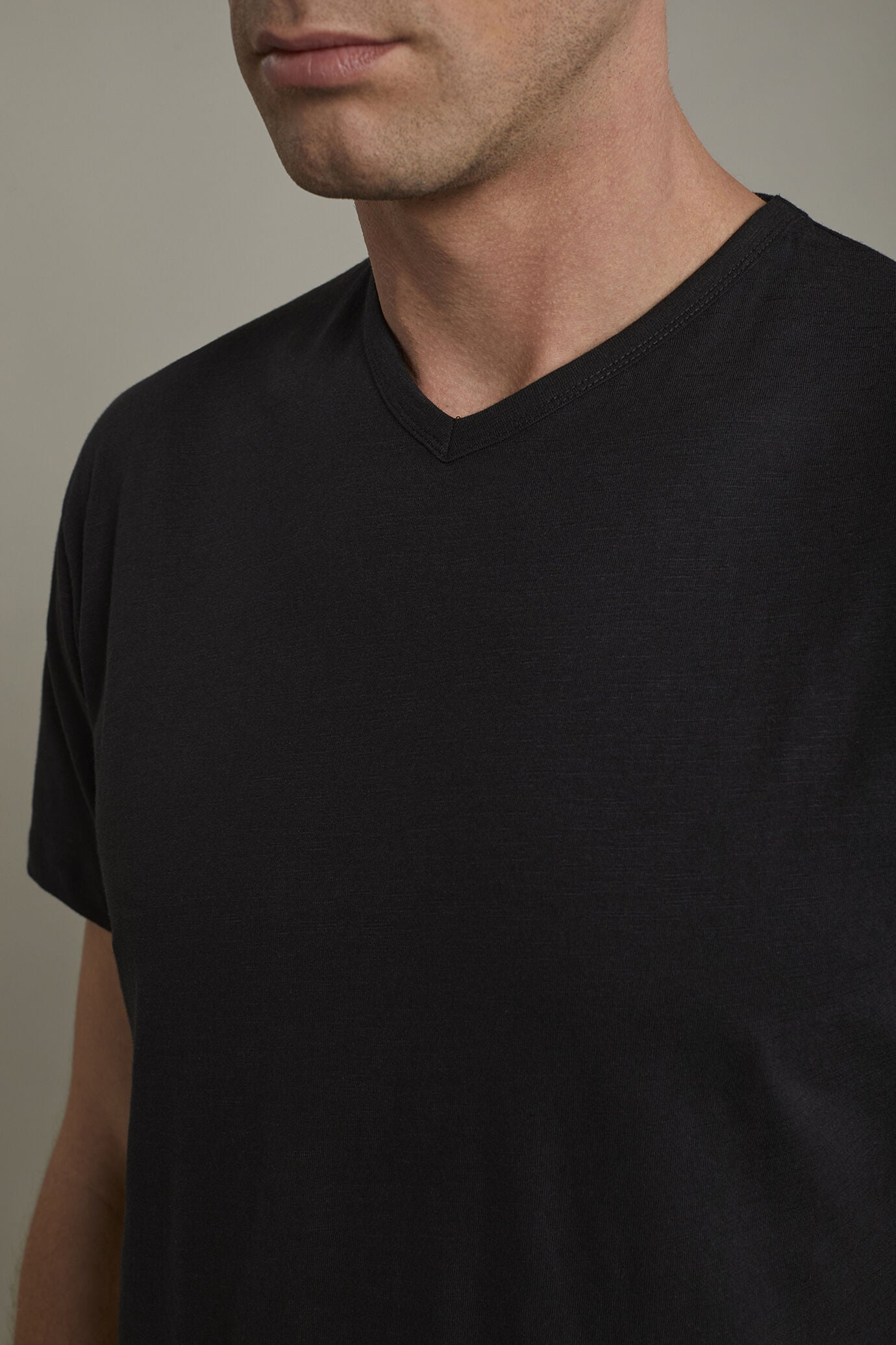 Men’s v-neck t-shirt 100% cotton flamed effect regular fit