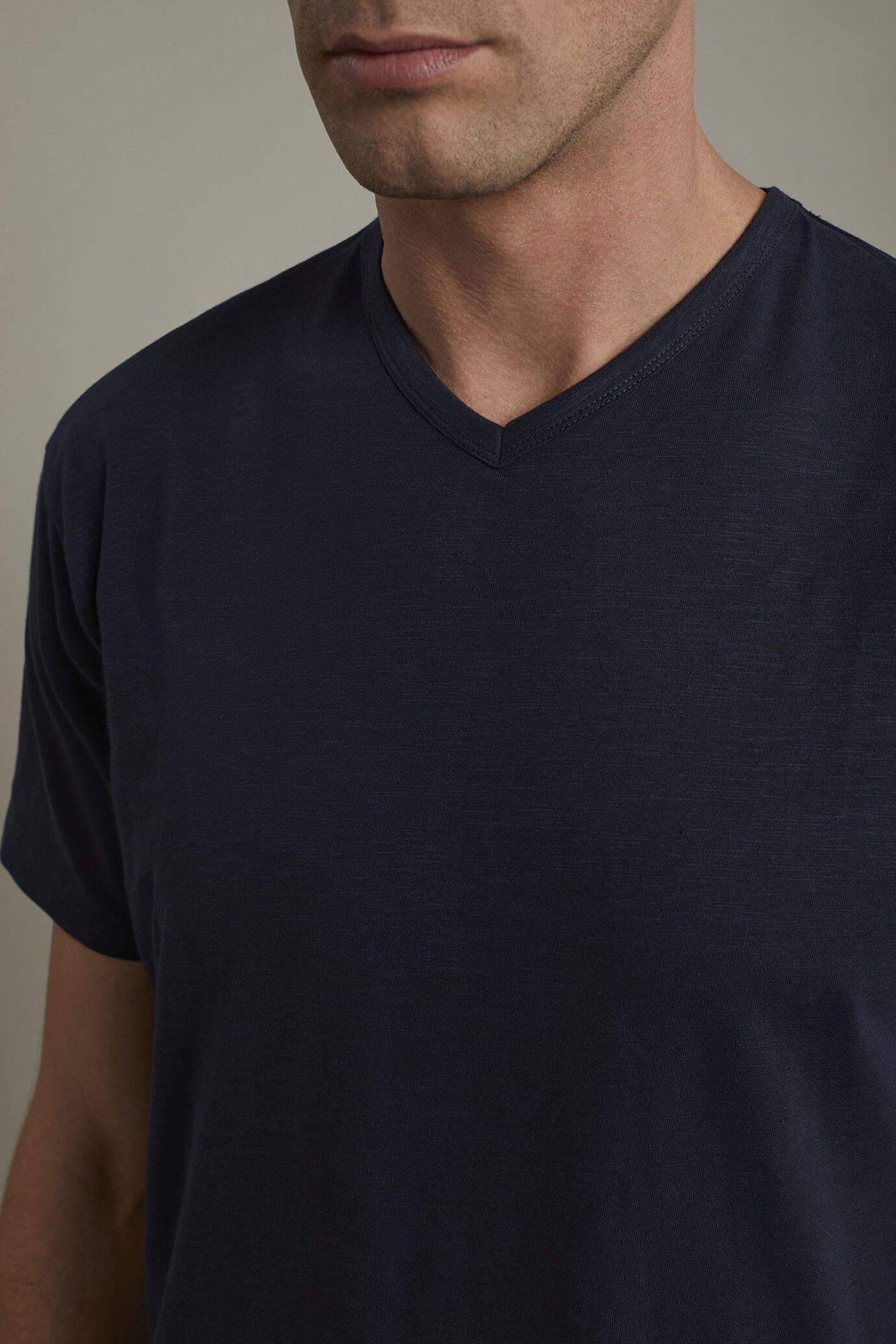 Men’s v-neck t-shirt 100% cotton flamed effect regular fit