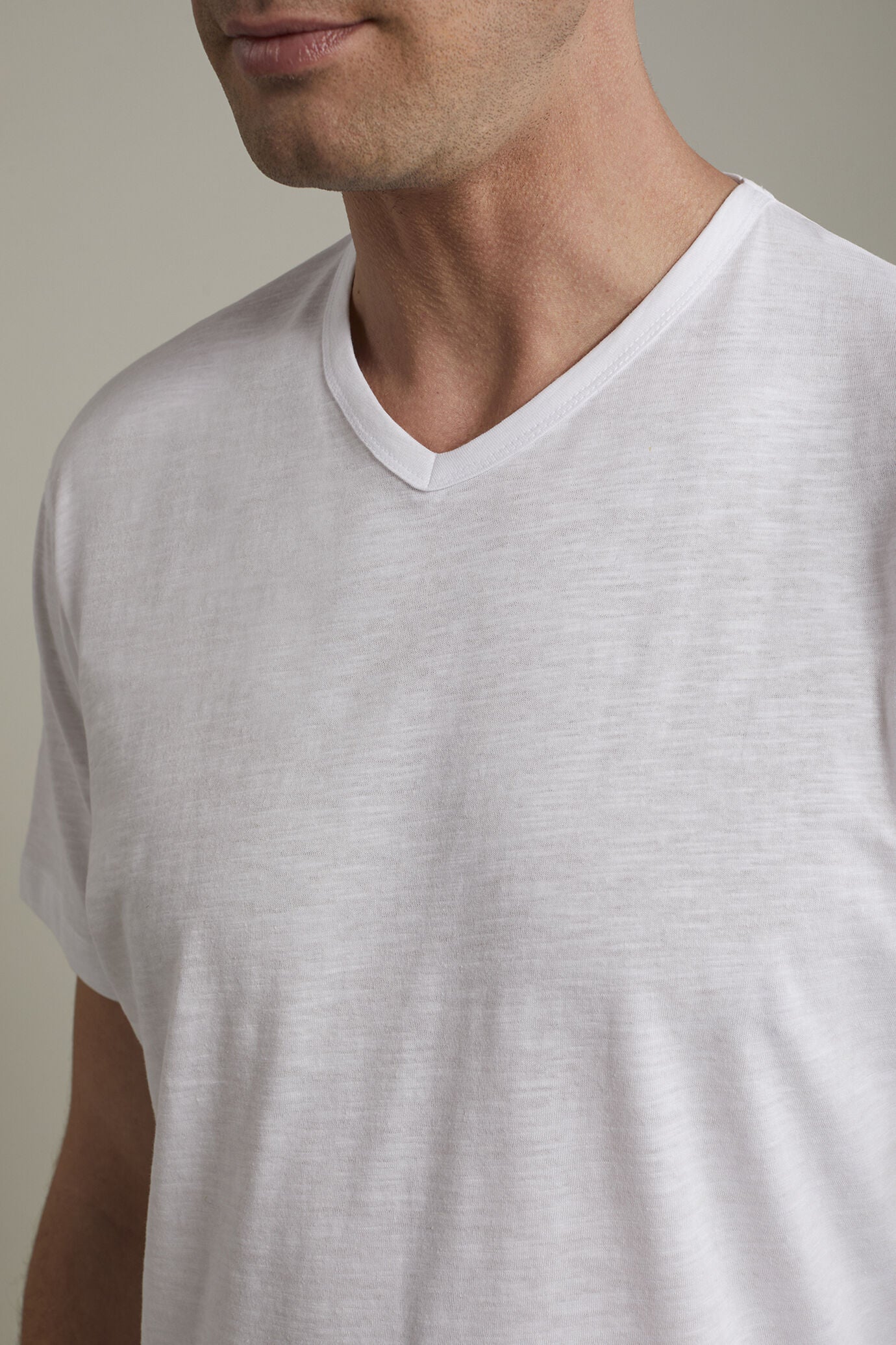Men’s v-neck t-shirt 100% cotton flamed effect regular fit