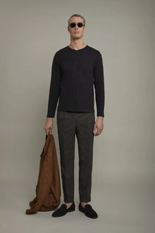 MenÃ¢â‚¬â„¢s v-neck t-shirt 100% flamed-effect cotton with long sleeves regular fit
