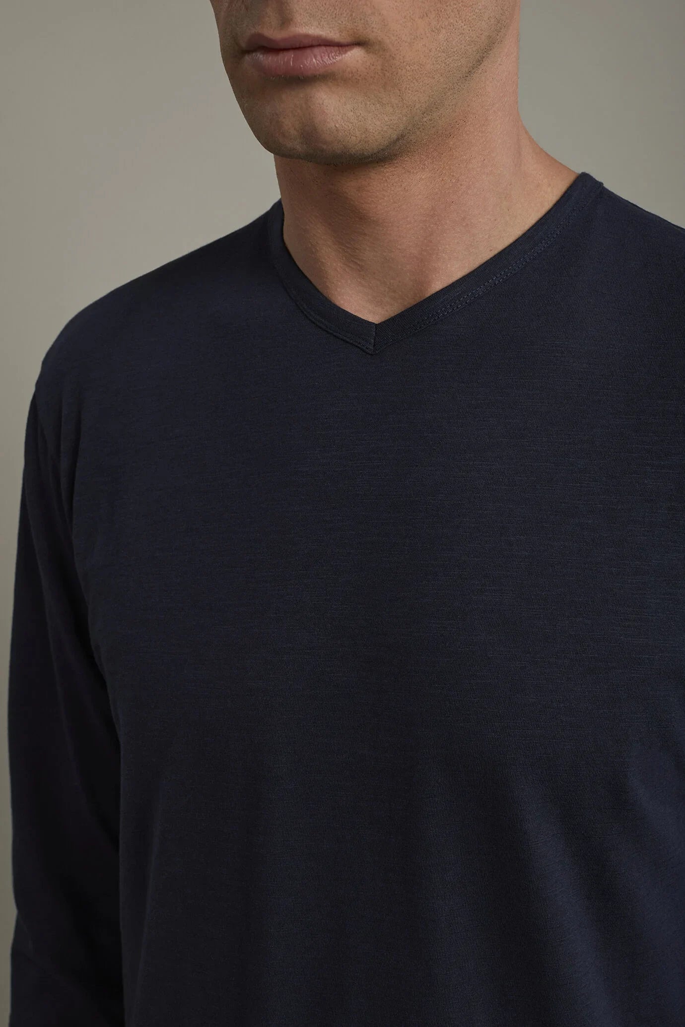 Men's v-neck t-shirt 100% flamed-effect cotton with long sleeves regular fit