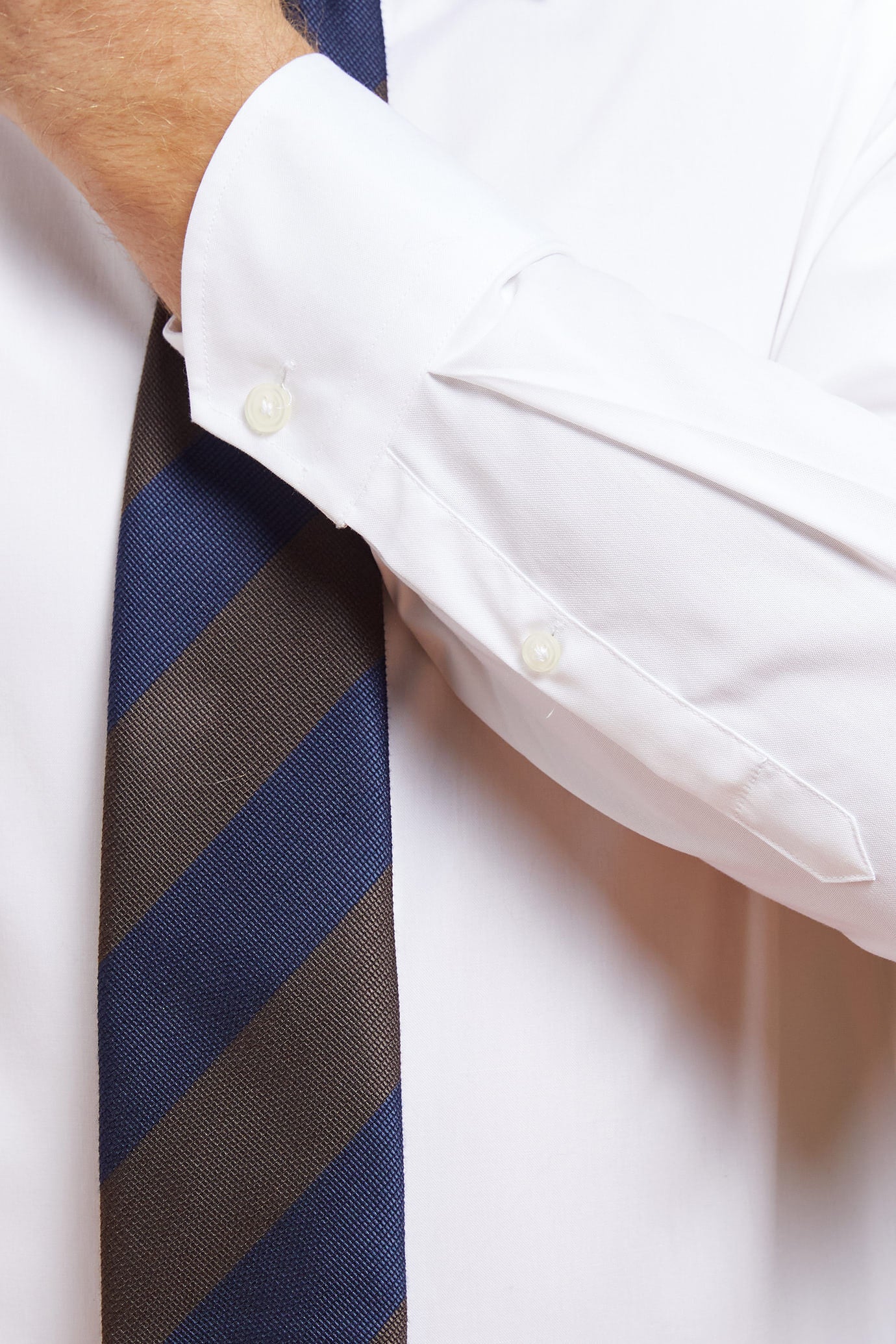 Men's regular fit classic shirt in 100% cotton plain pinpoint fabric with a classic collar
