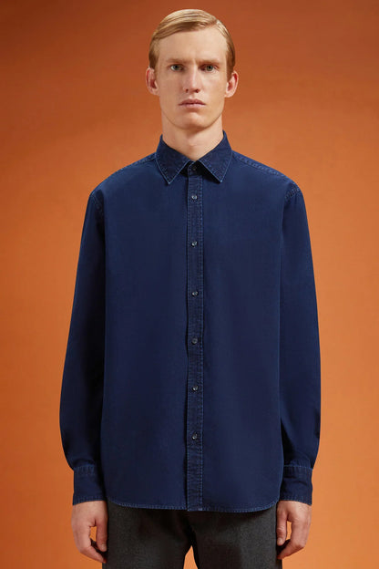 Men's comfort fit casual shirt with a classic collar in 100% cotton washed chambray fabric