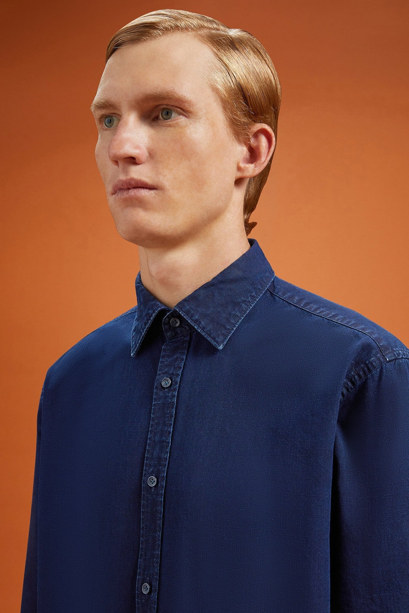 Men's comfort fit casual shirt with a classic collar in 100% cotton washed chambray fabric