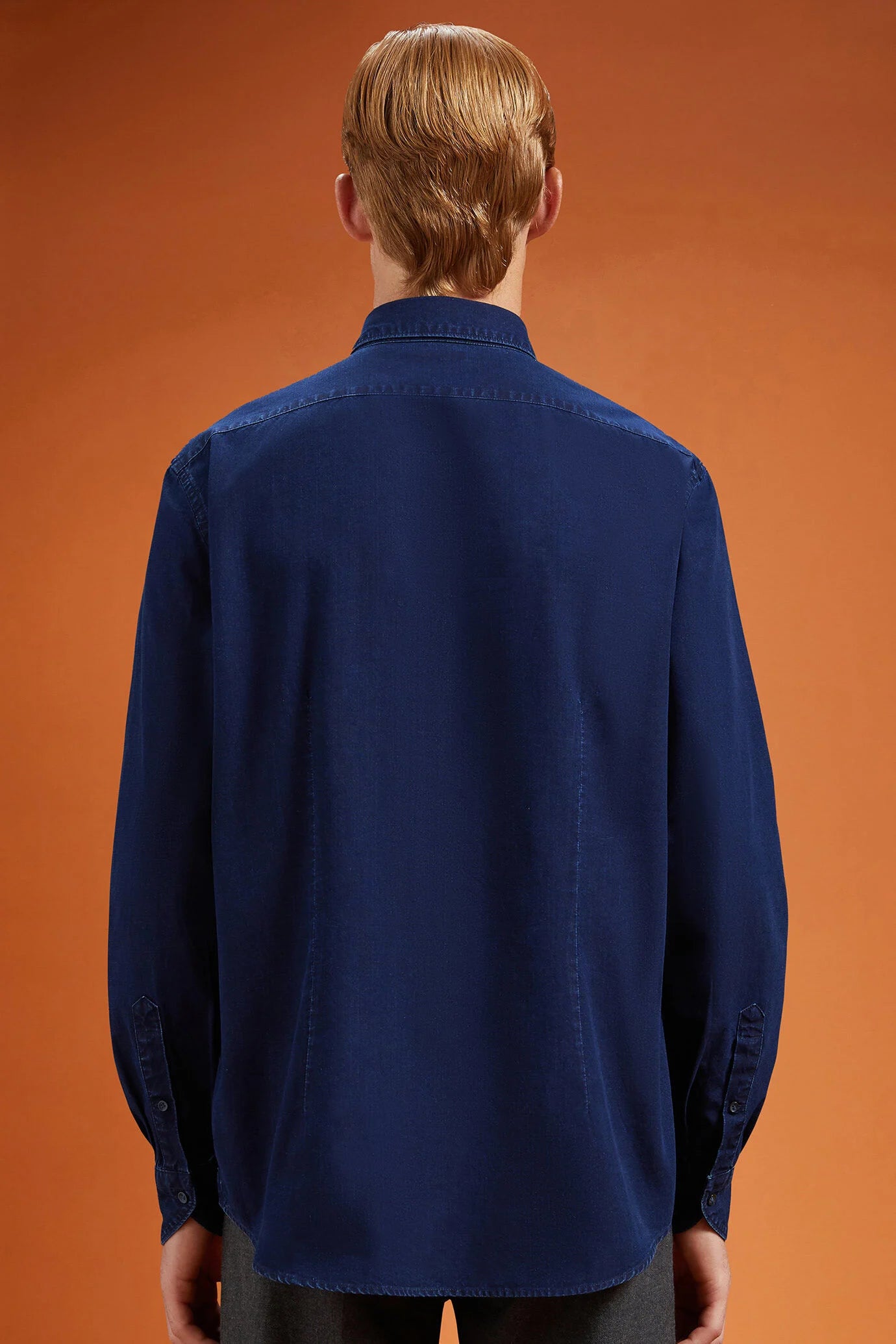 Men's comfort fit casual shirt with a classic collar in 100% cotton washed chambray fabric