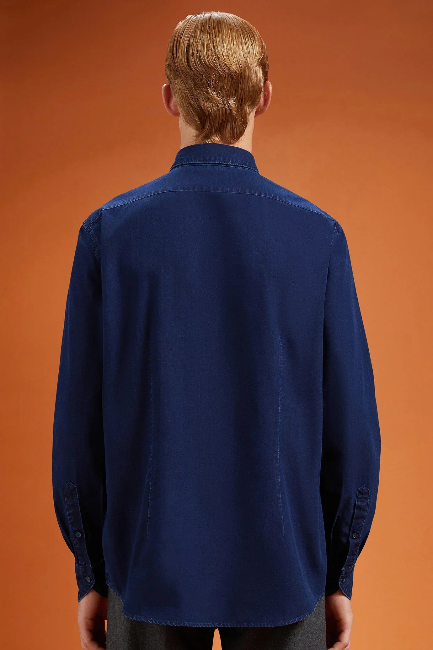 Men's comfort fit casual shirt with a classic collar in 100% cotton washed chambray fabric